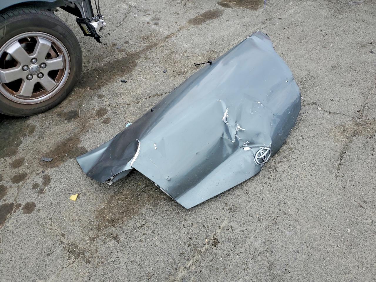 2004 Toyota Prius Base Серебряный vin: JTDKB20U940024918