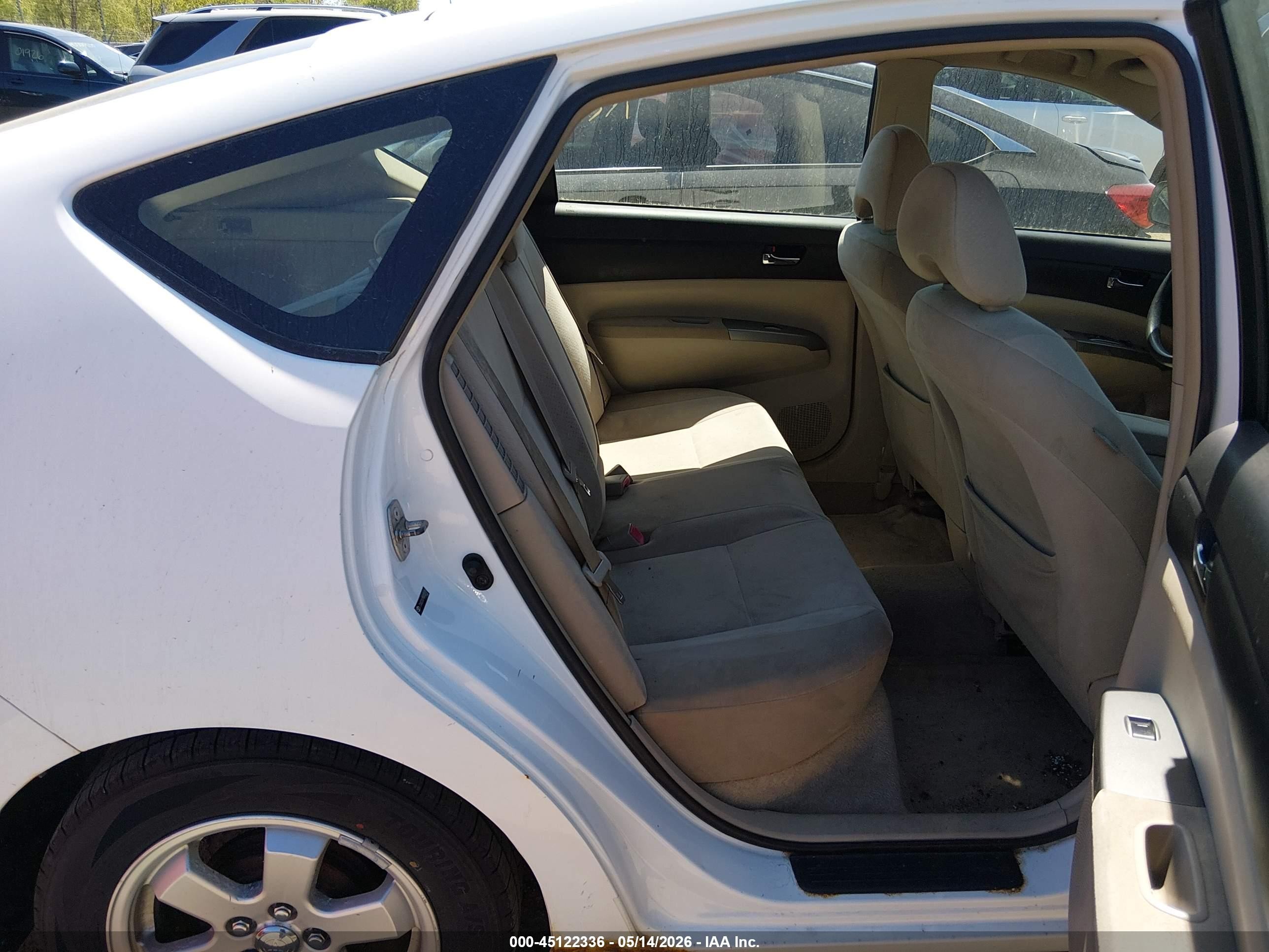 2005 Toyota Prius   White vin: JTDKB20U950122705