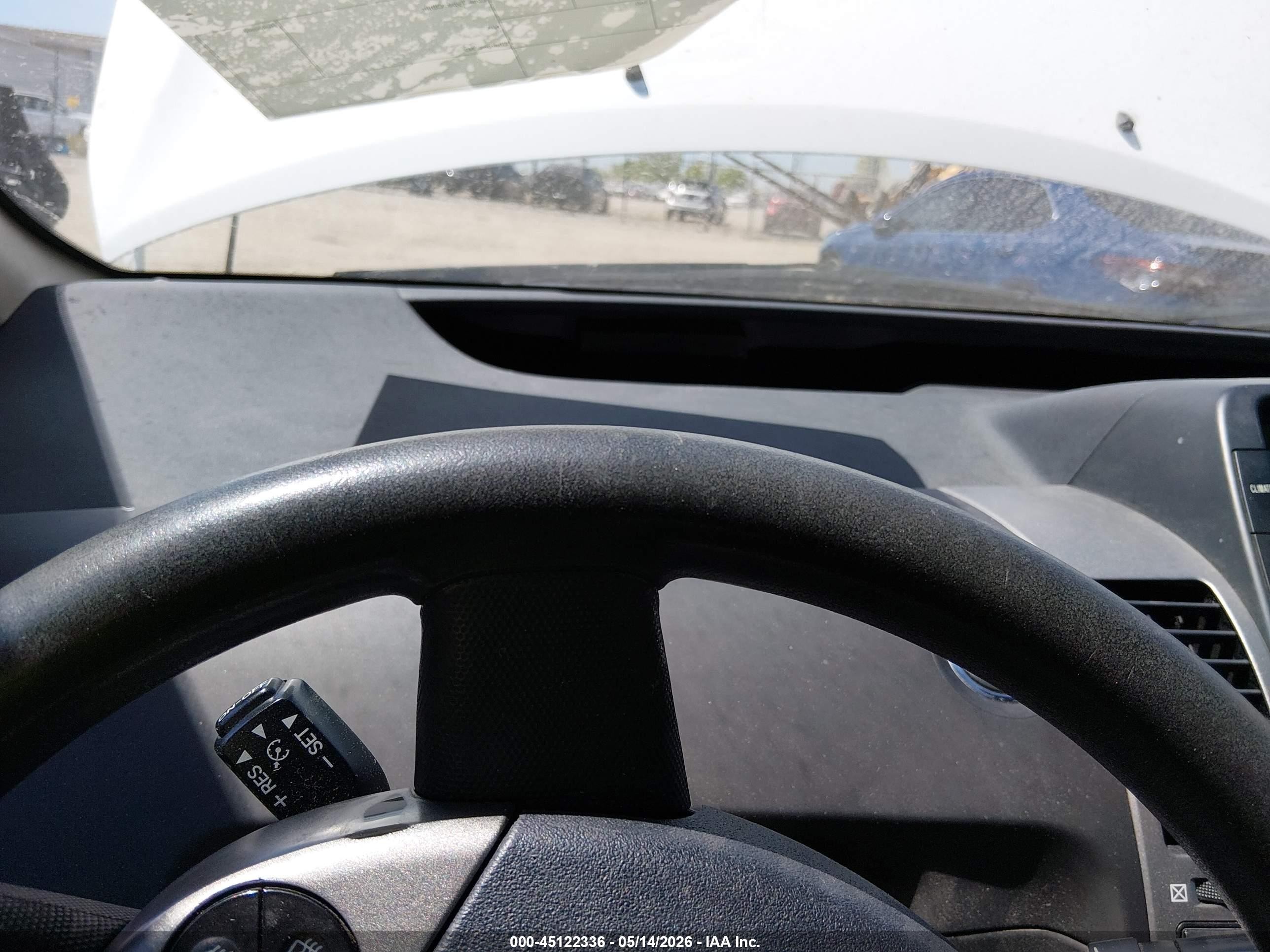 2005 Toyota Prius   White vin: JTDKB20U950122705