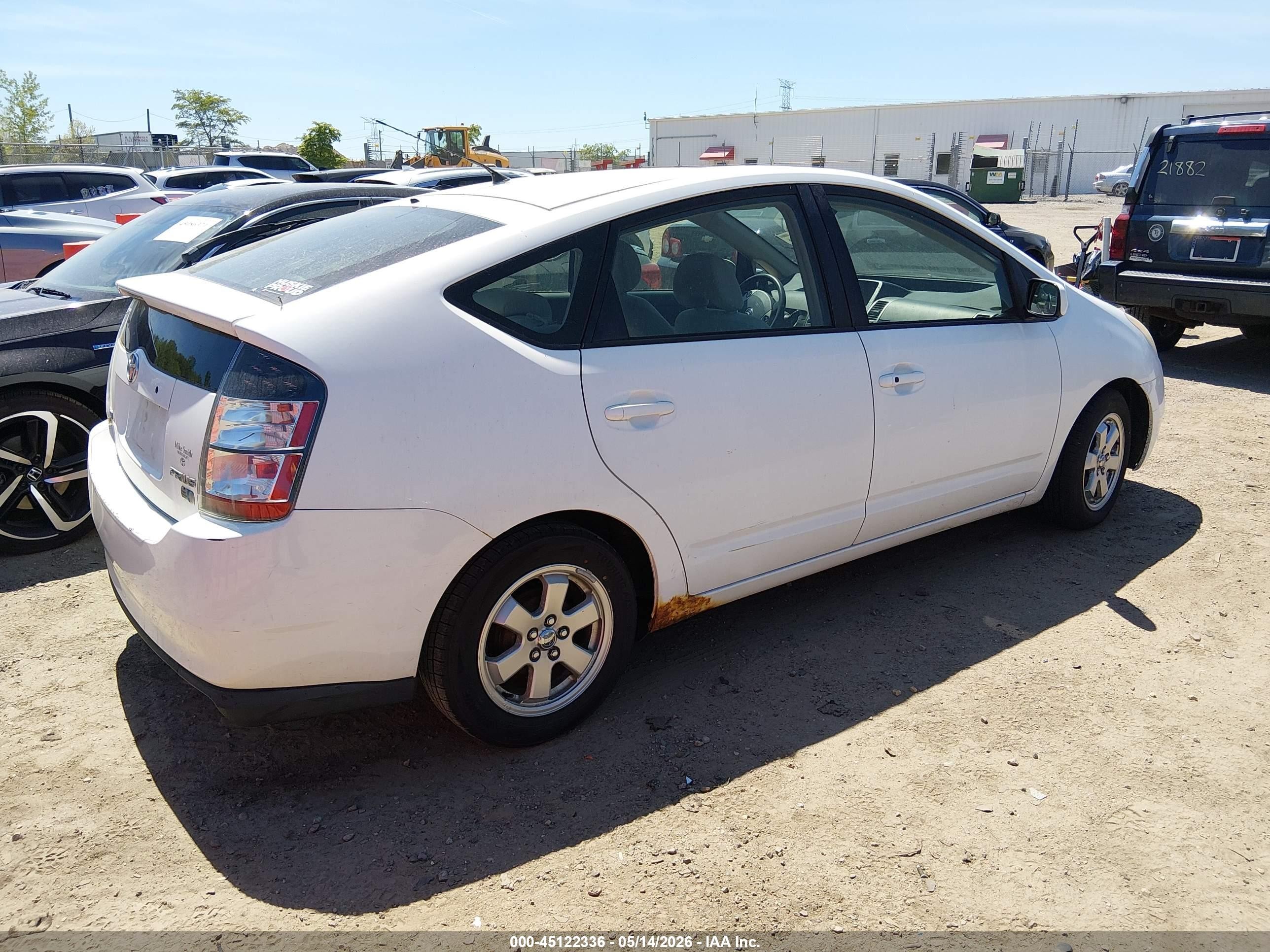 2005 Toyota Prius   White vin: JTDKB20U950122705