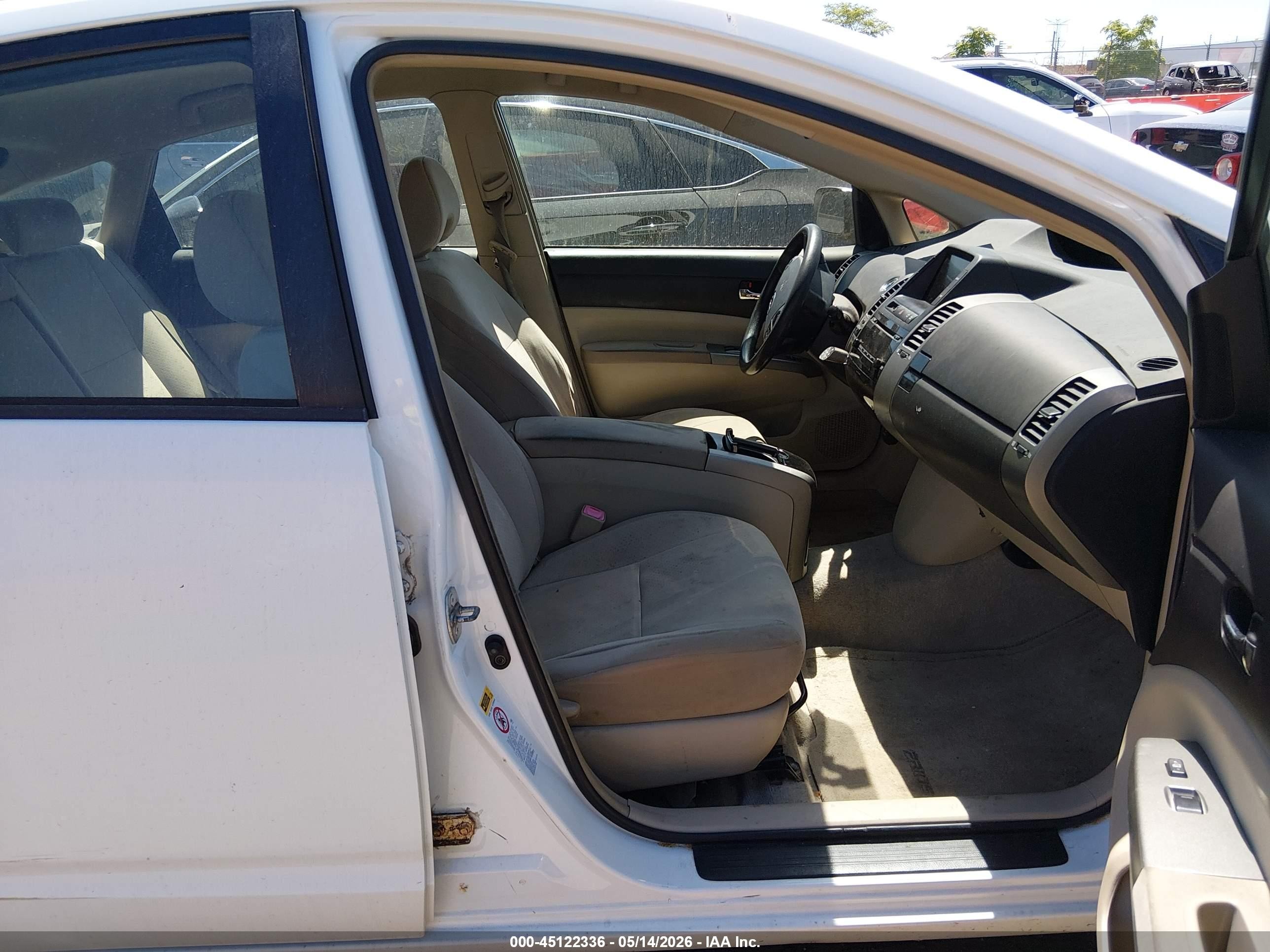 2005 Toyota Prius   White vin: JTDKB20U950122705