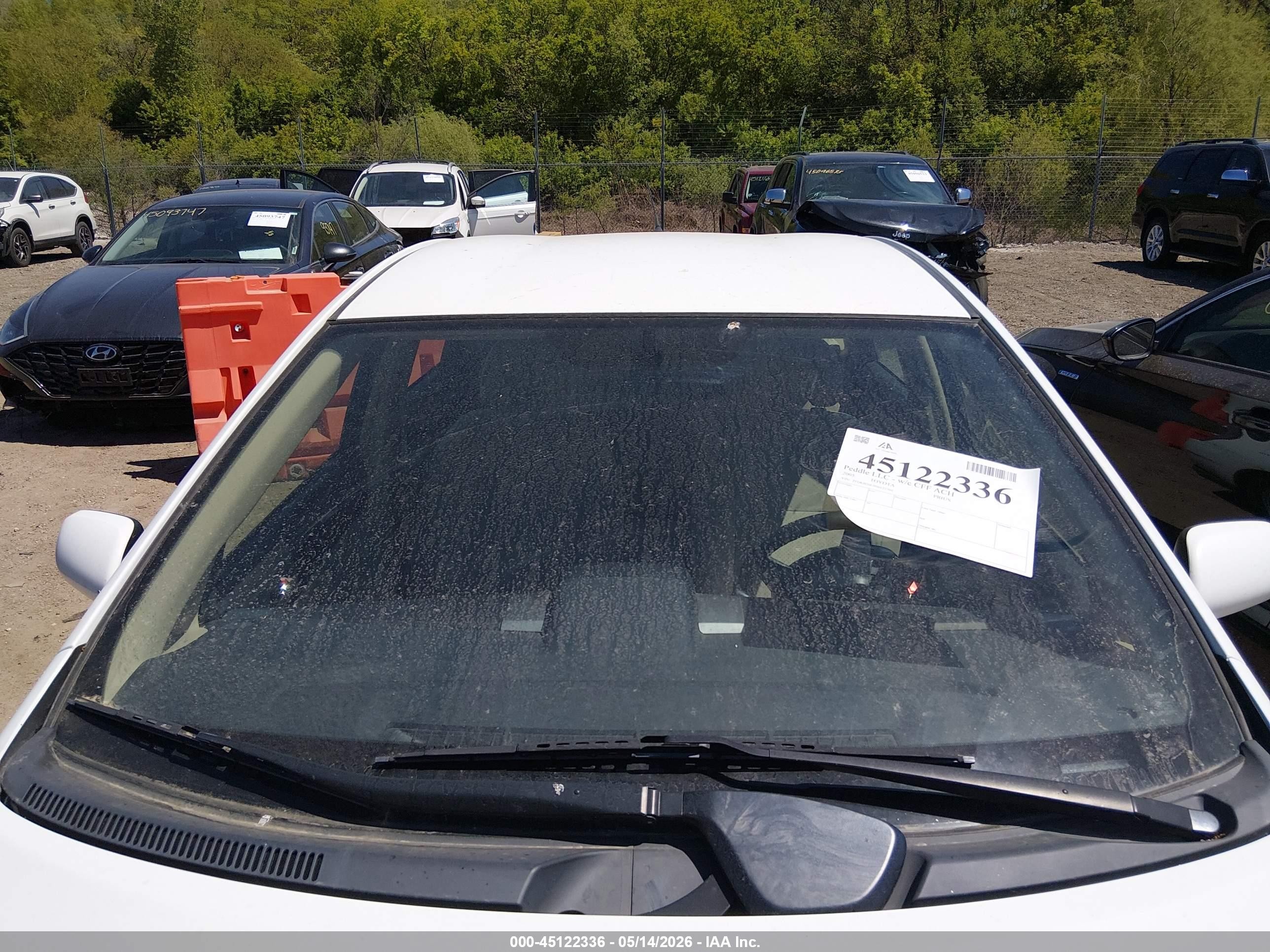 2005 Toyota Prius   White vin: JTDKB20U950122705