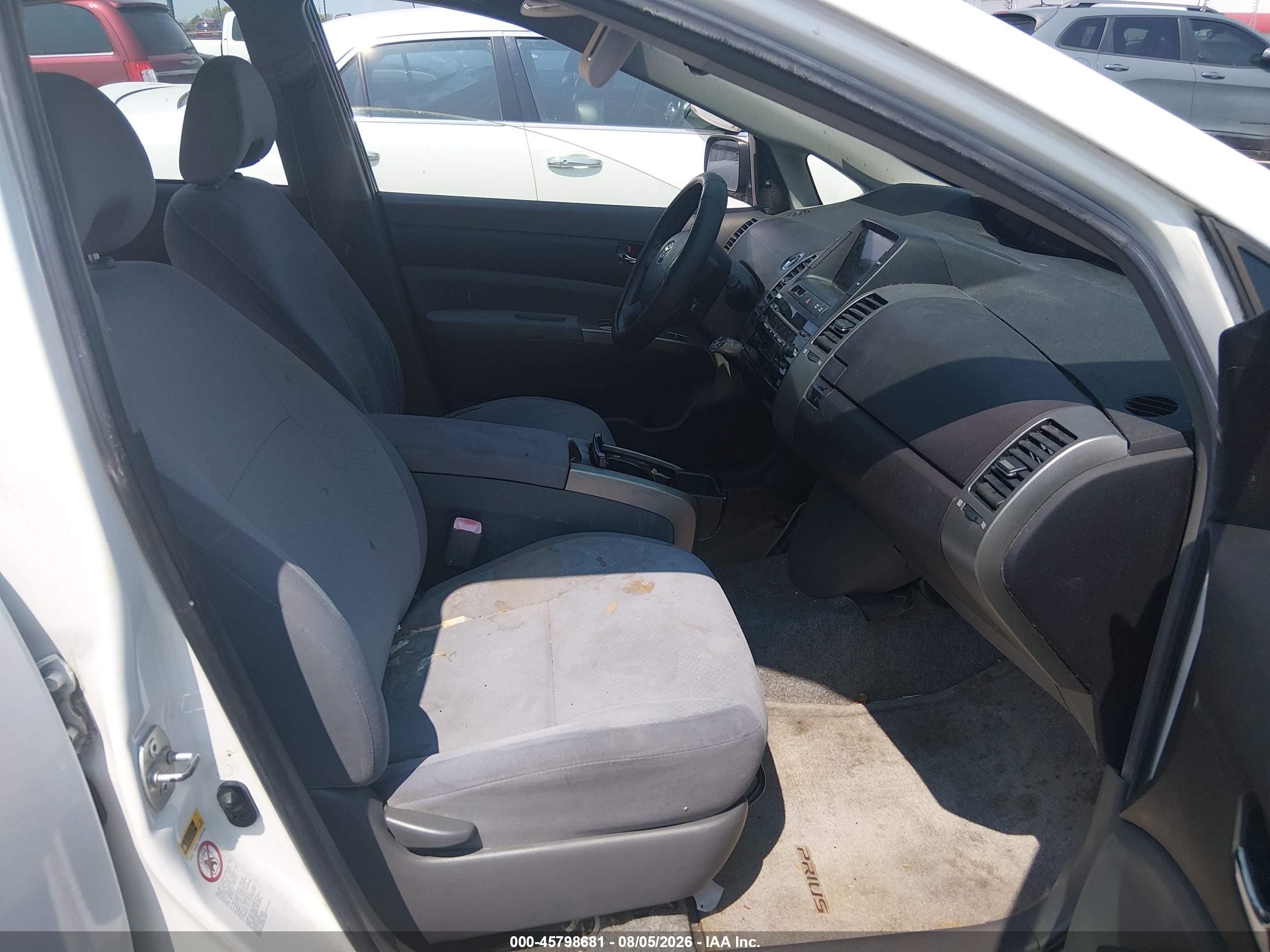 2005 Toyota Prius   White vin: JTDKB20U953019847