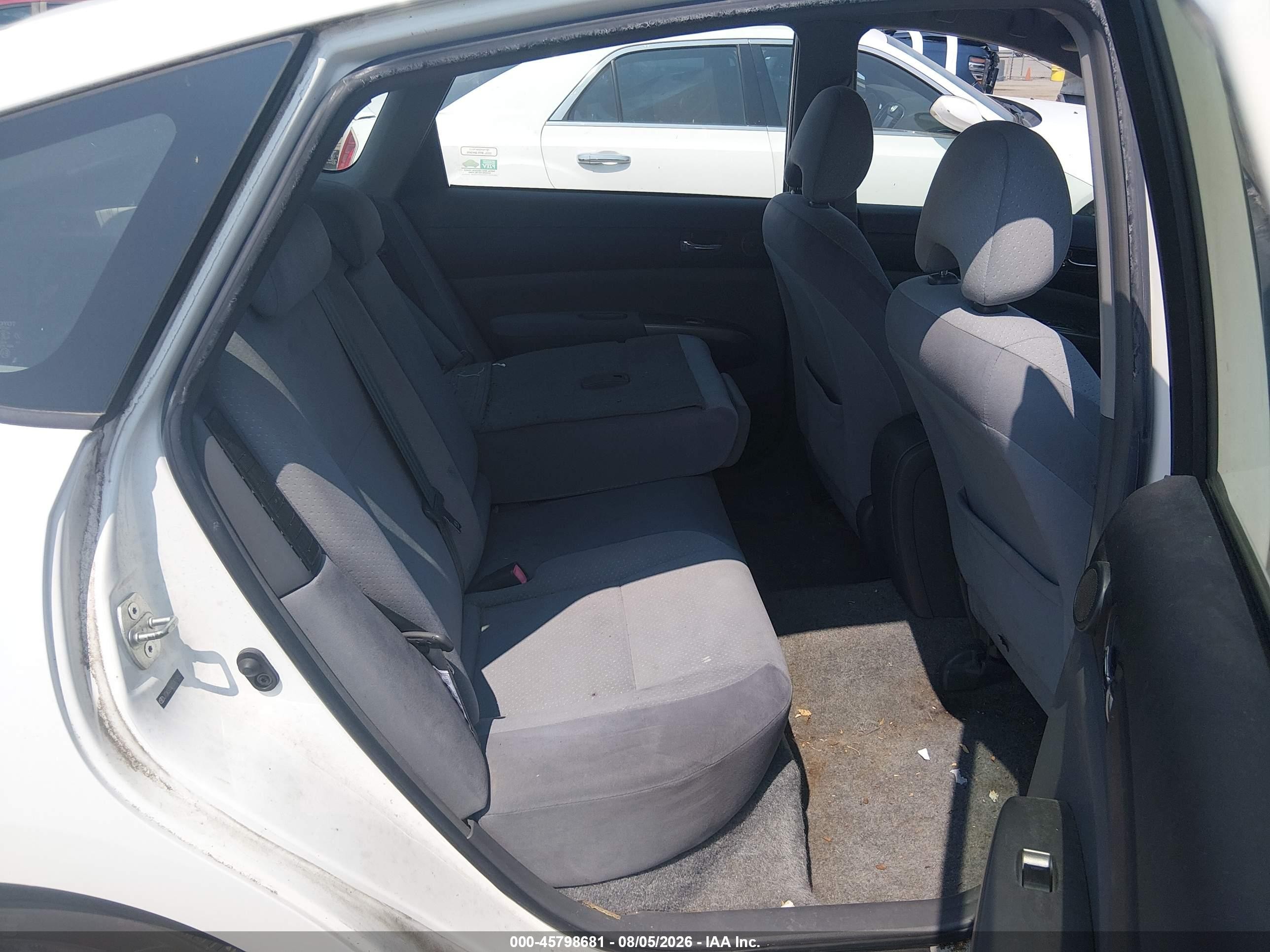 2005 Toyota Prius   White vin: JTDKB20U953019847