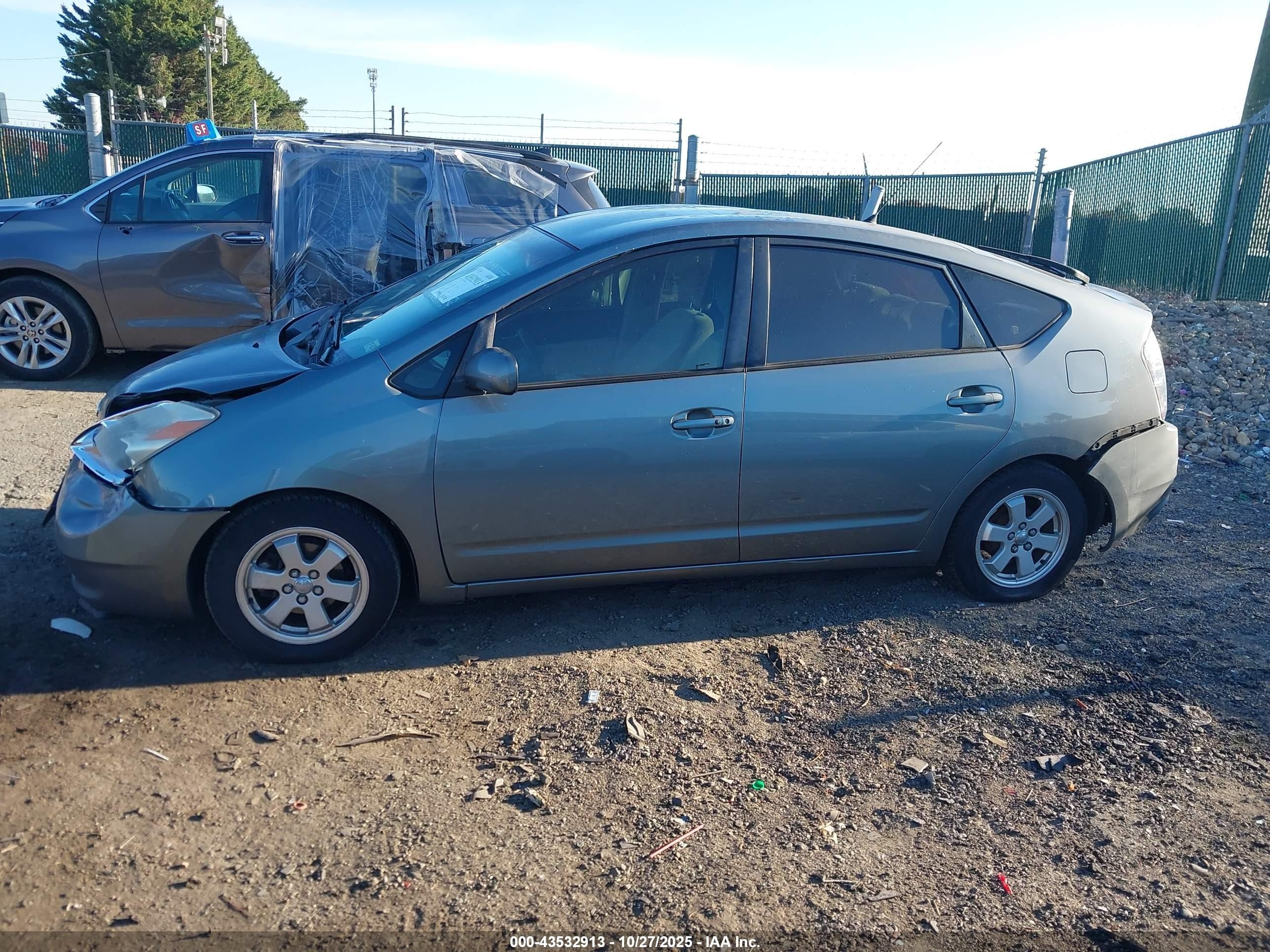 2005 Toyota Prius   Gray vin: JTDKB20U953022716