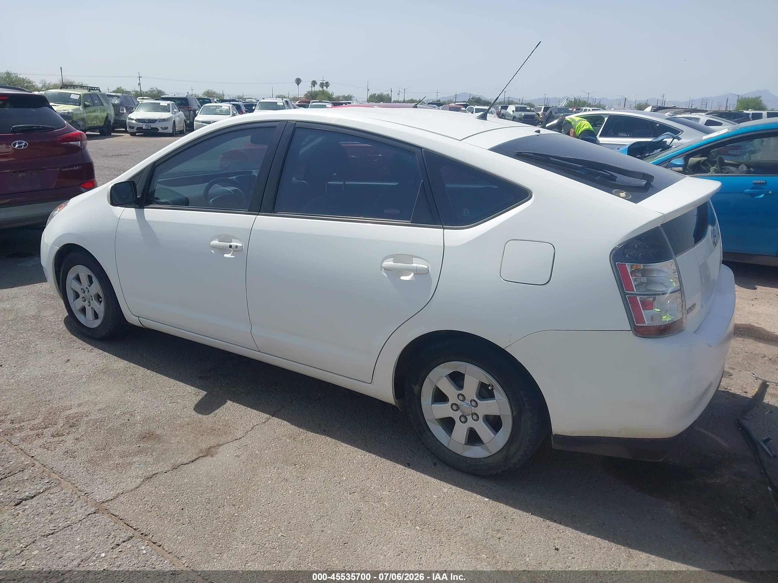 2005 Toyota Prius   White vin: JTDKB20U953047986