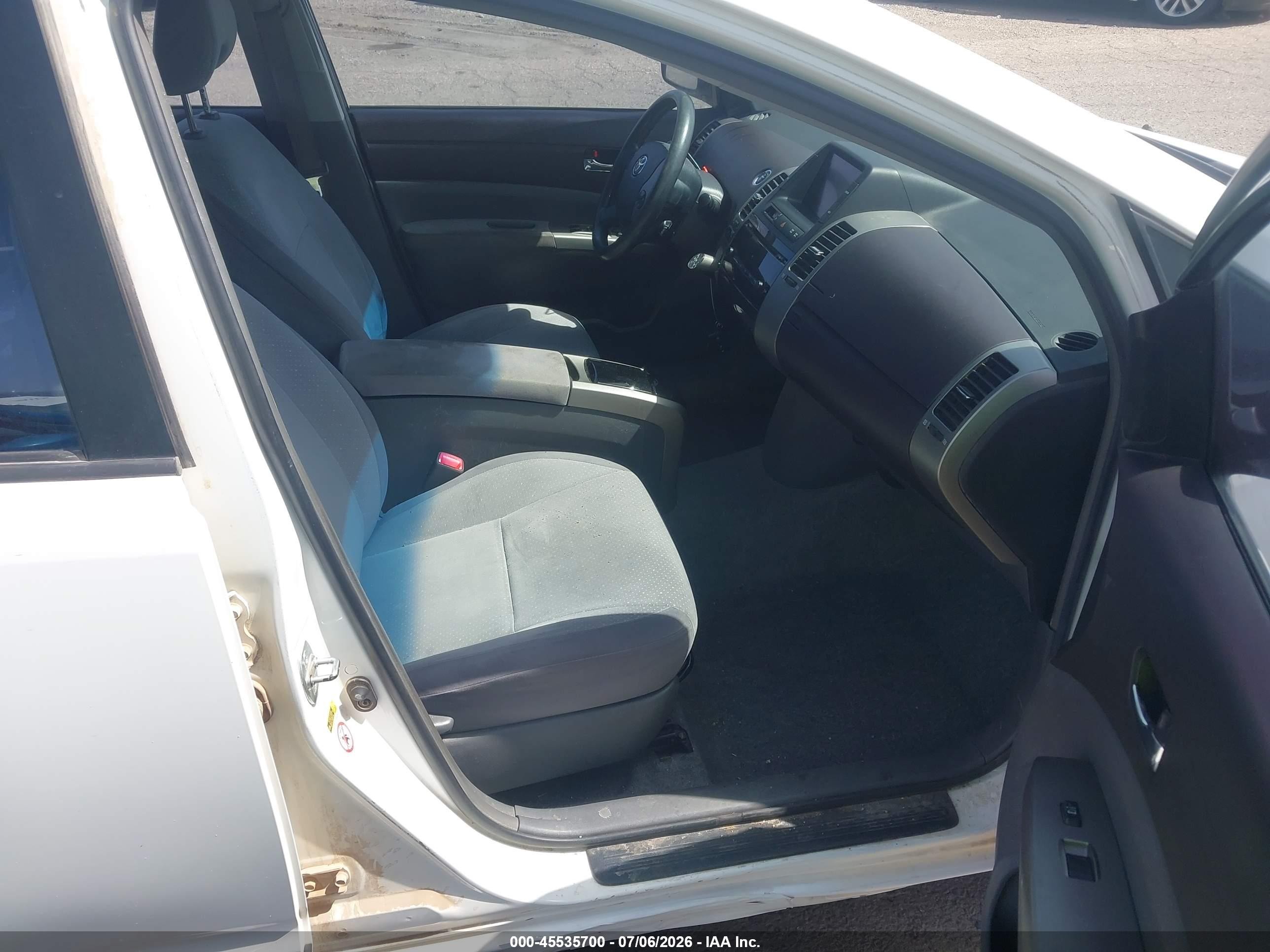 2005 Toyota Prius   White vin: JTDKB20U953047986