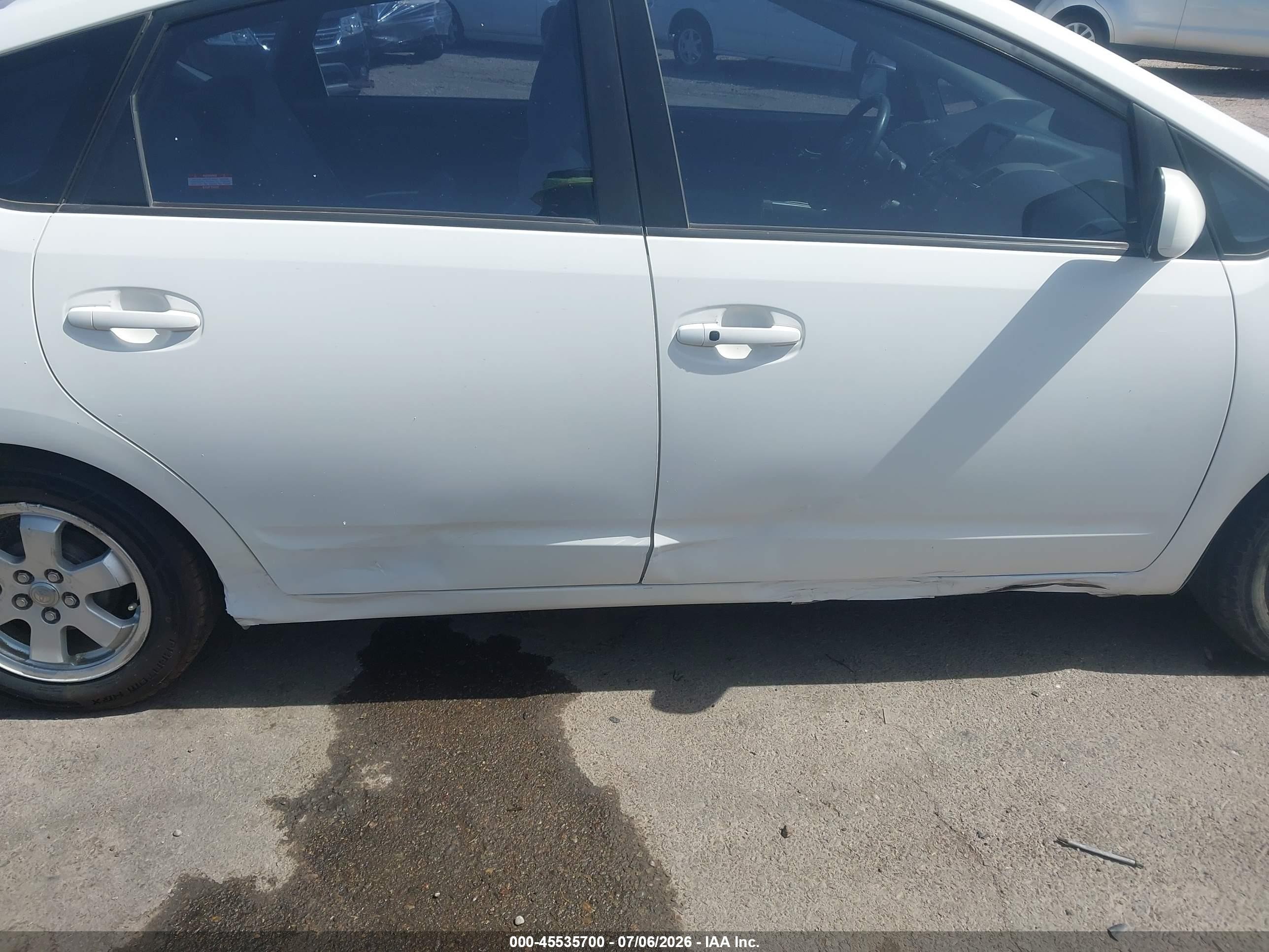 2005 Toyota Prius   White vin: JTDKB20U953047986