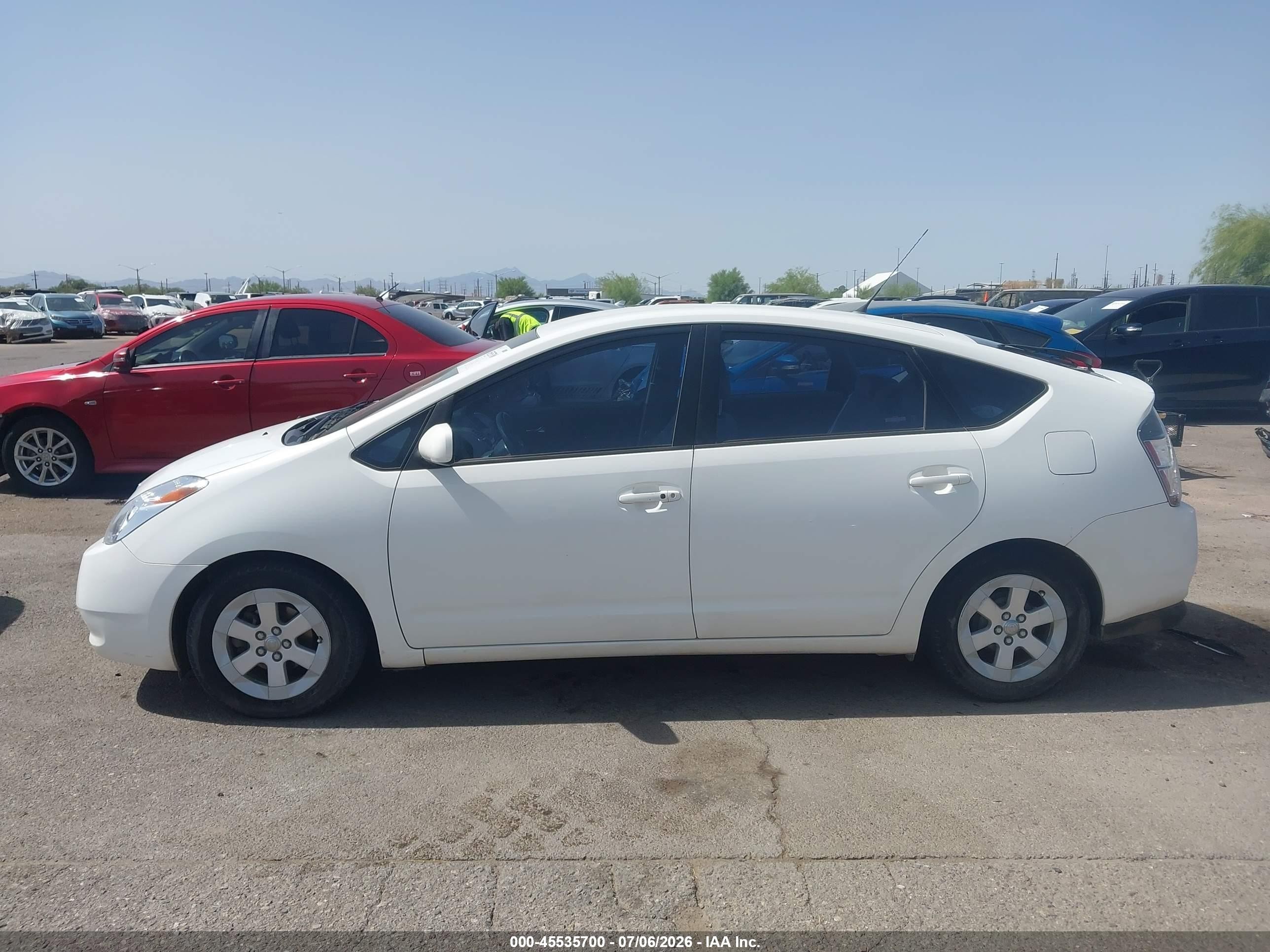 2005 Toyota Prius   White vin: JTDKB20U953047986