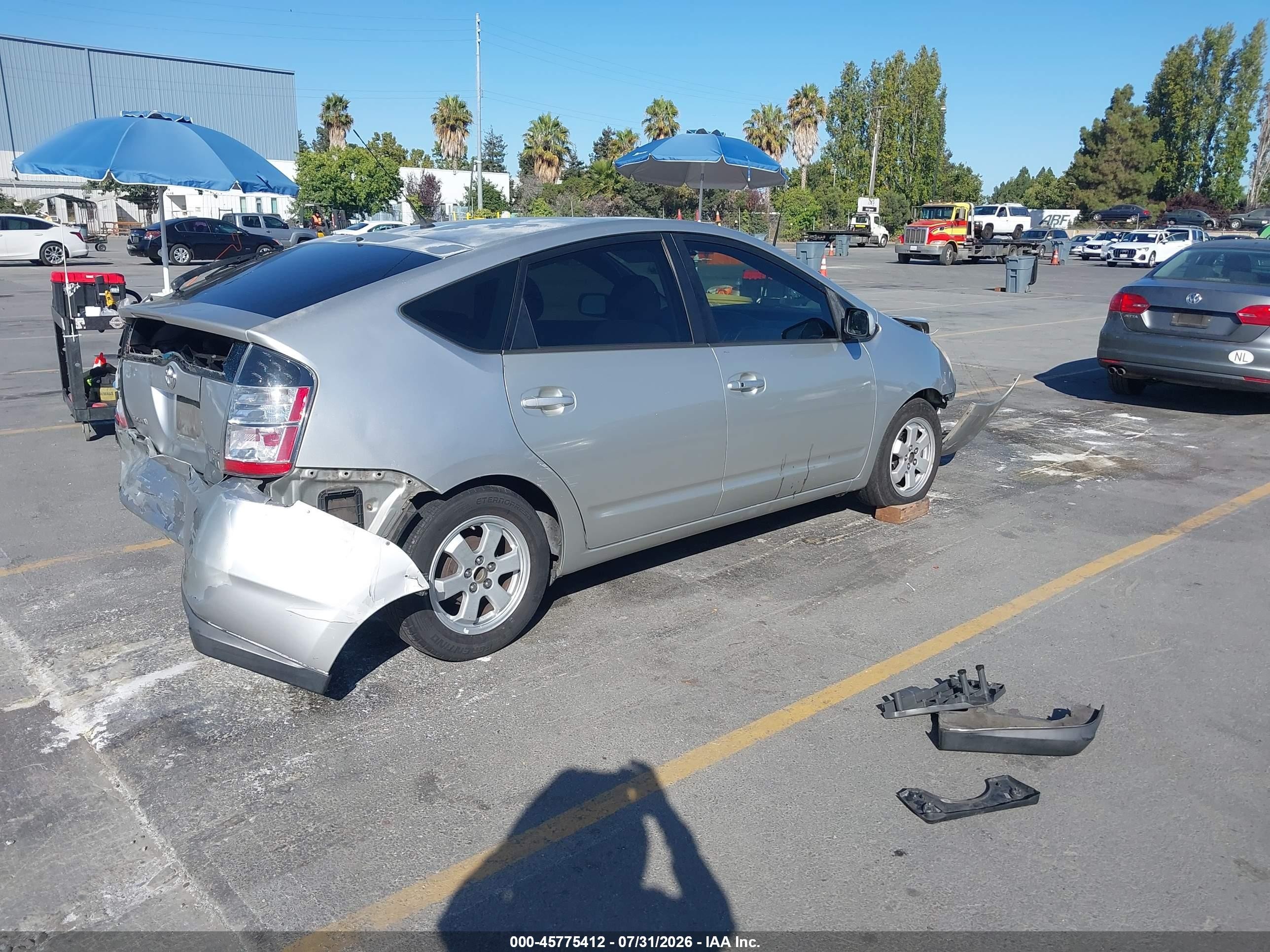 2005 Toyota Prius   Gray vin: JTDKB20U957034681