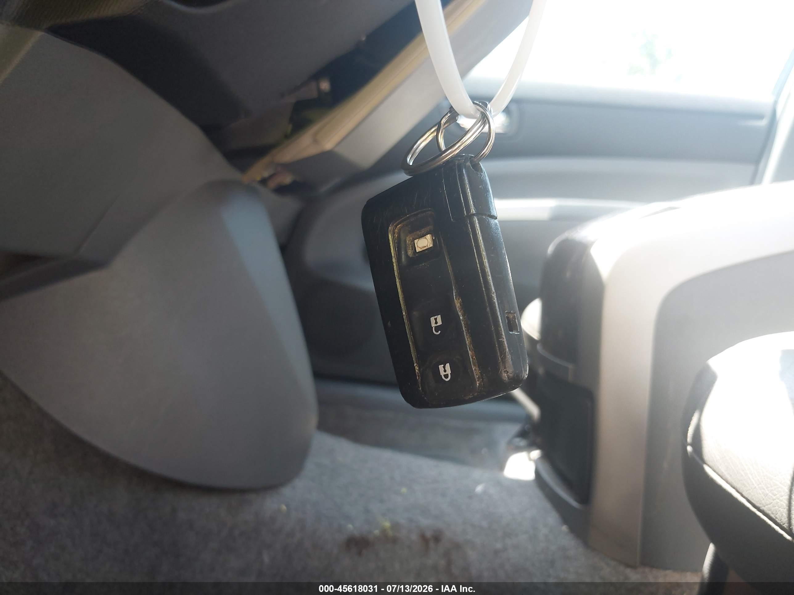 2007 Toyota Prius   Серебряный vin: JTDKB20U973205875