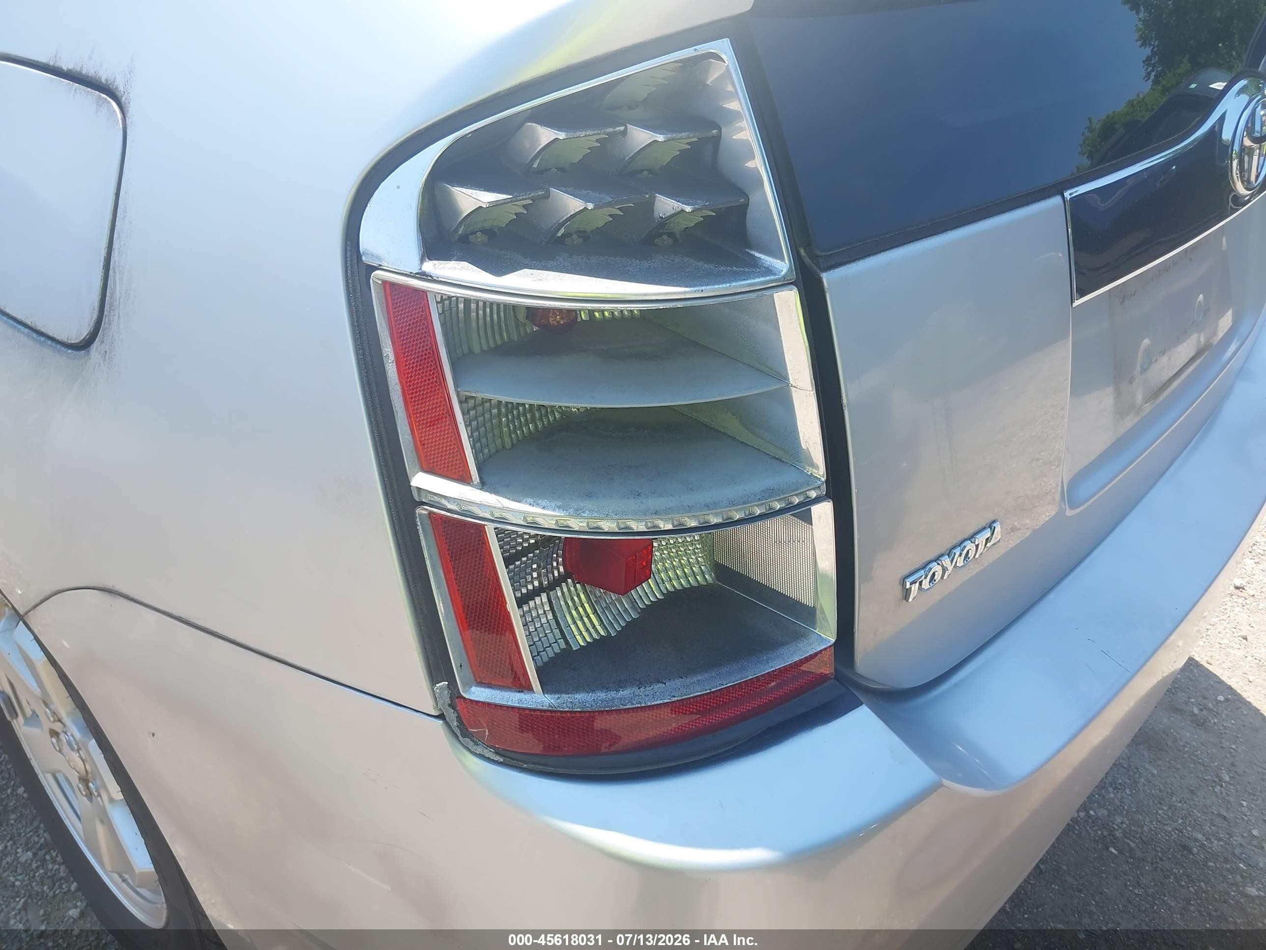 2007 Toyota Prius   Серебряный vin: JTDKB20U973205875