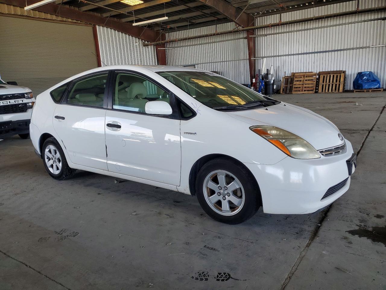 2007 Toyota Prius Base White vin: JTDKB20U977567973