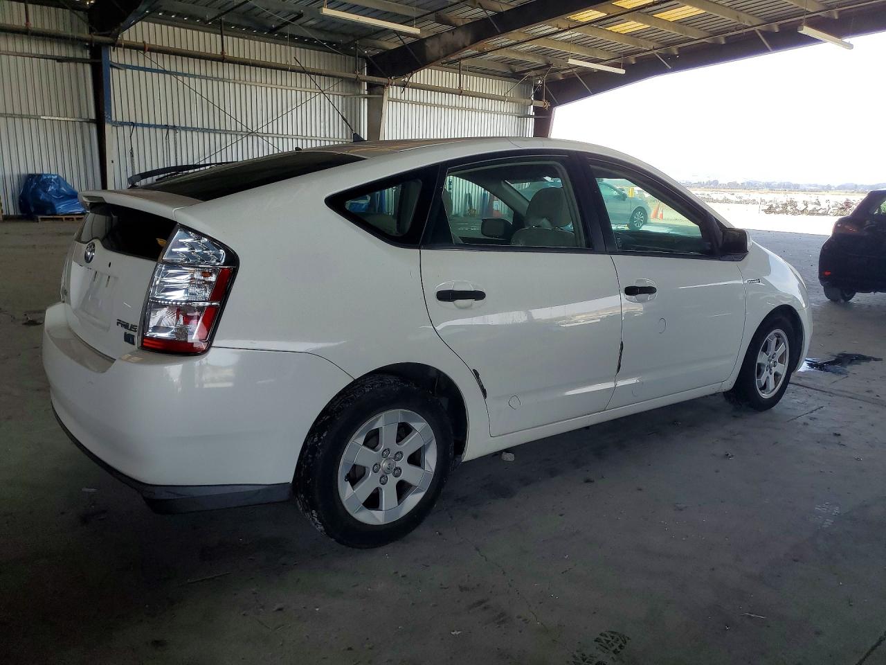 2007 Toyota Prius Base White vin: JTDKB20U977567973