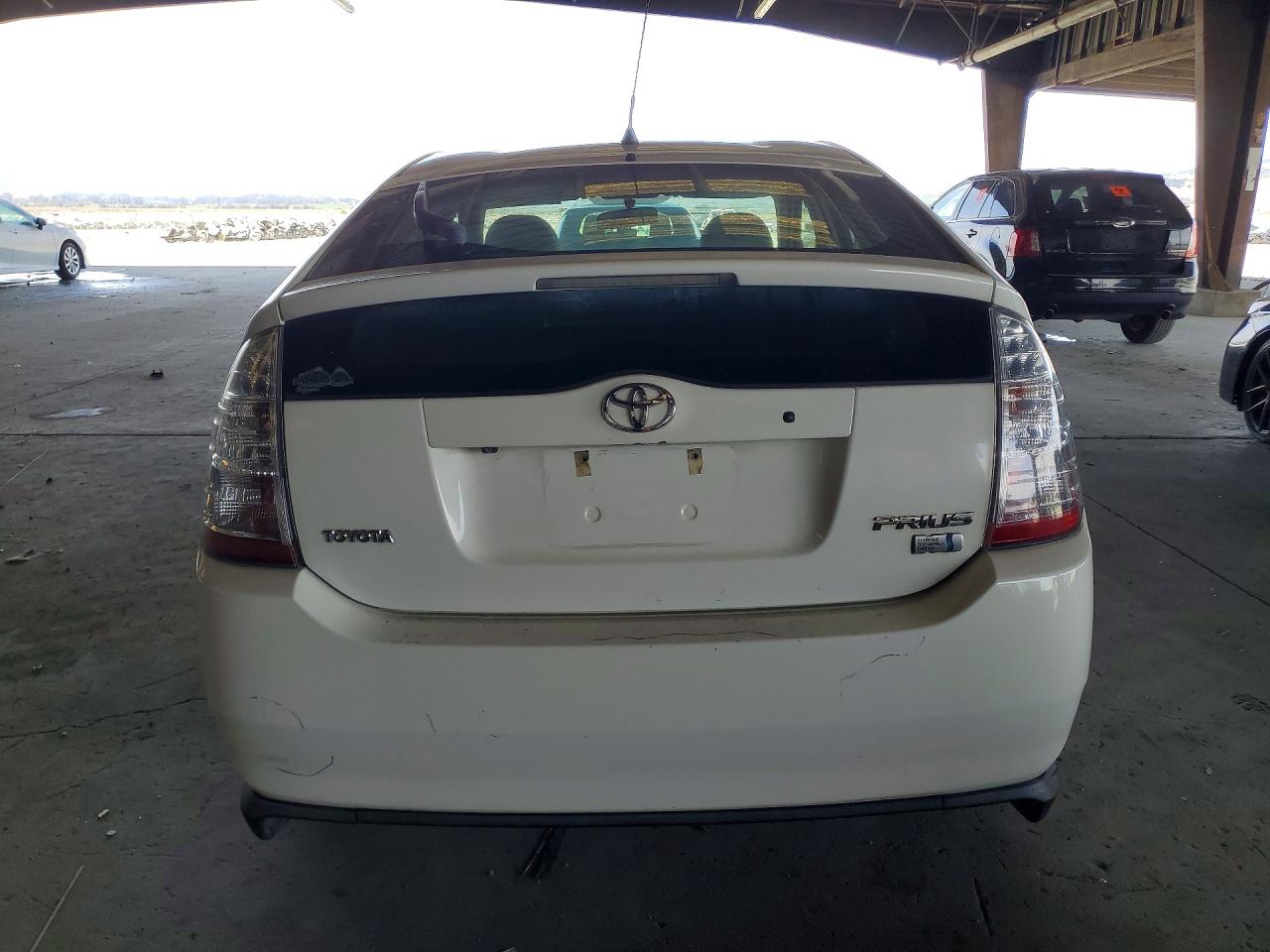 2007 Toyota Prius Base White vin: JTDKB20U977567973