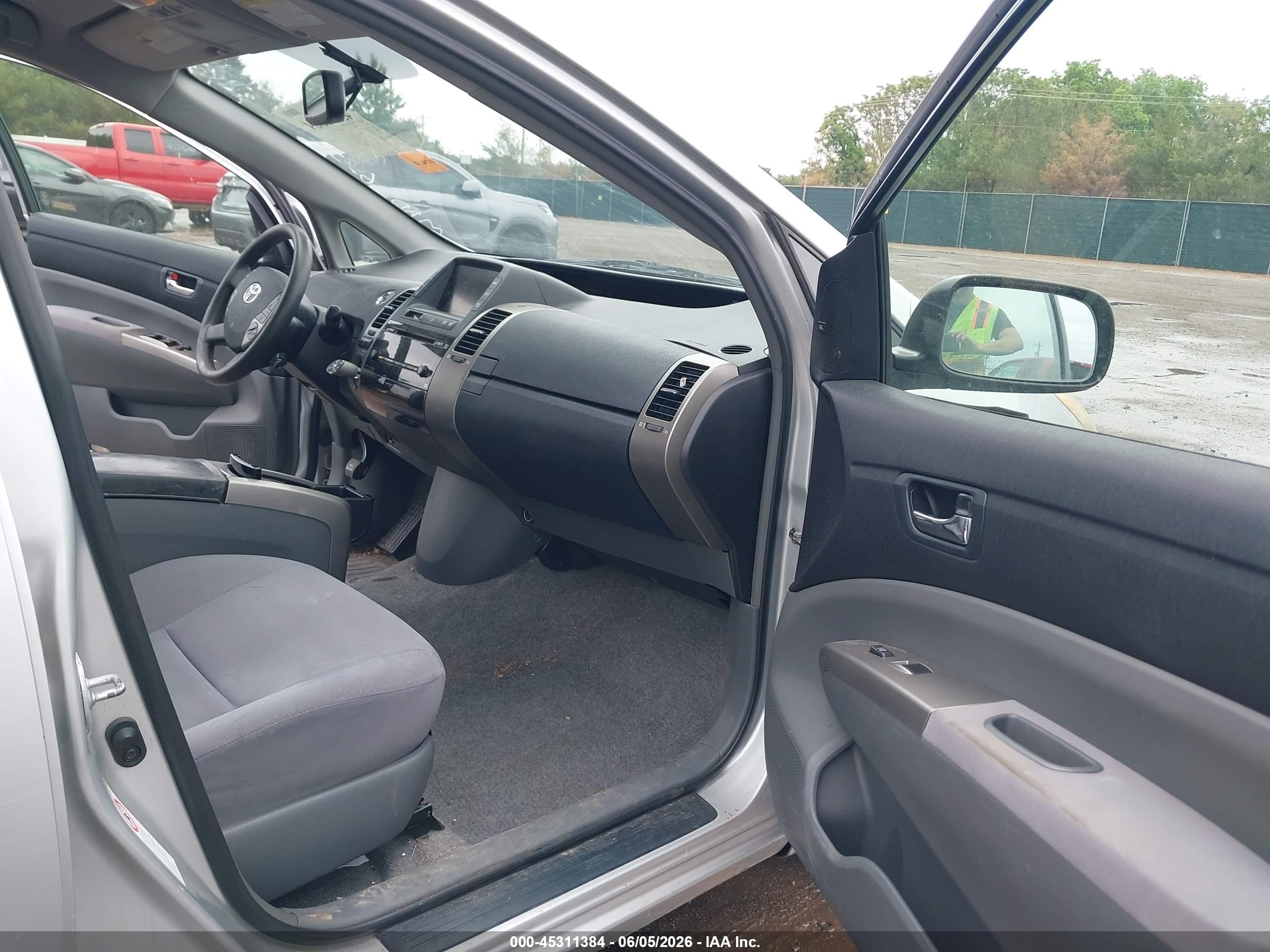 2007 Toyota Prius   Silver vin: JTDKB20U977642039