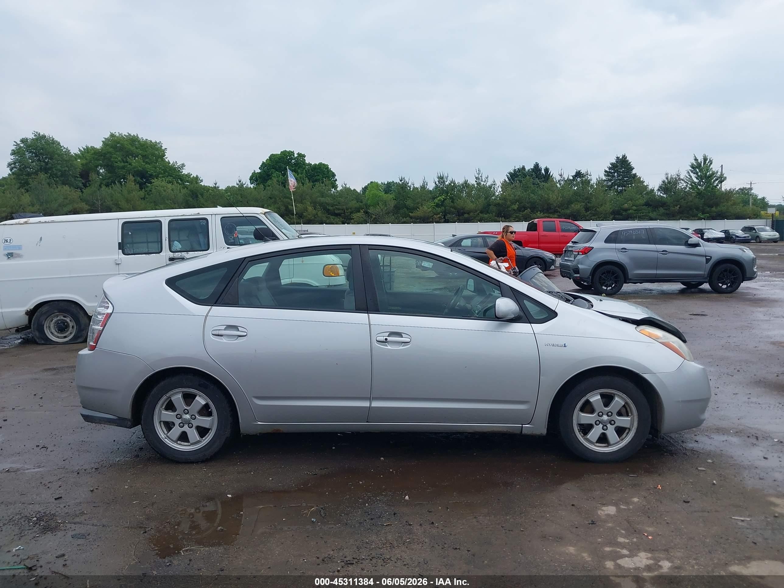 2007 Toyota Prius   Silver vin: JTDKB20U977642039