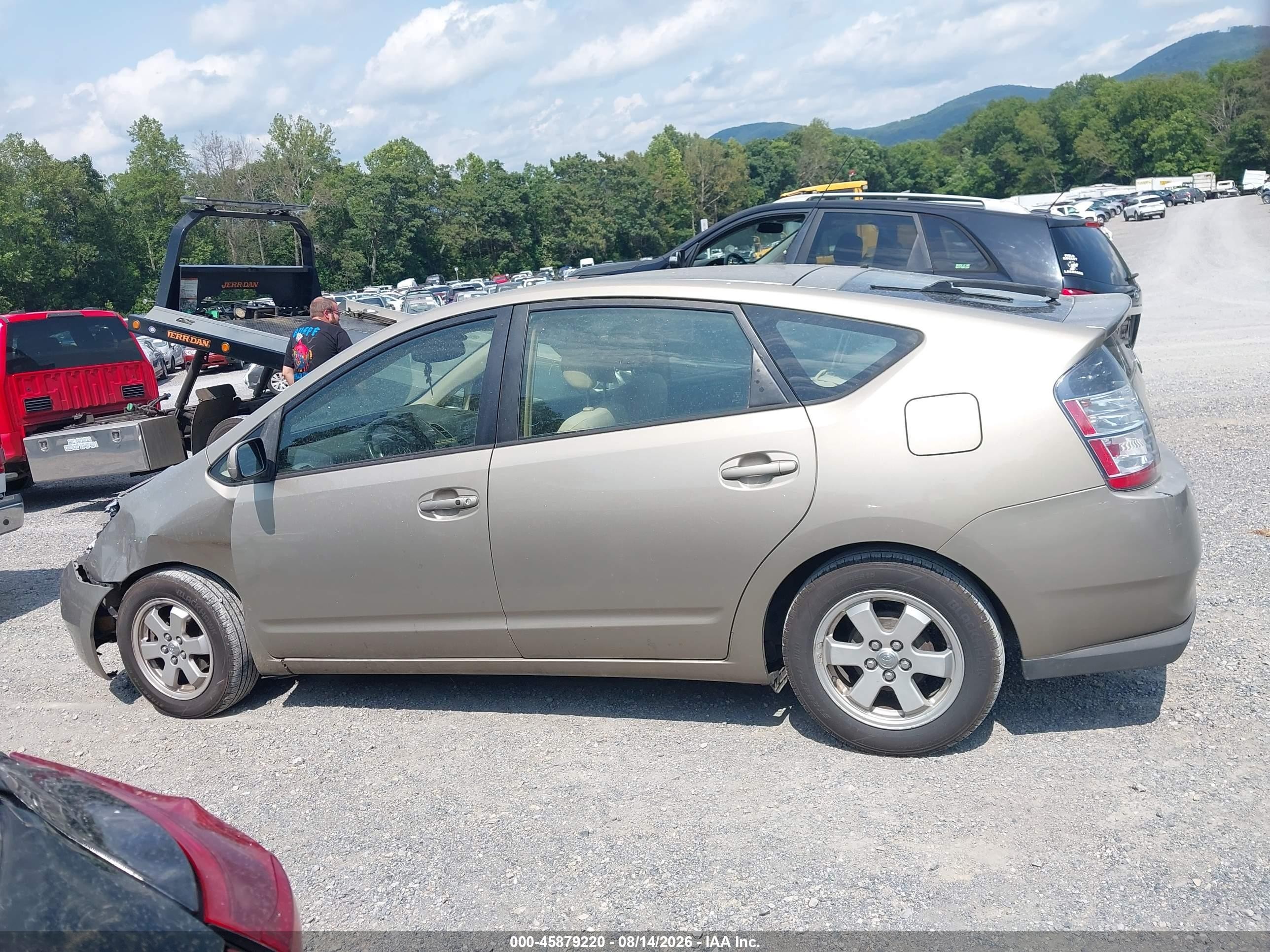 2004 Toyota Prius   Gold vin: JTDKB20UX40055532