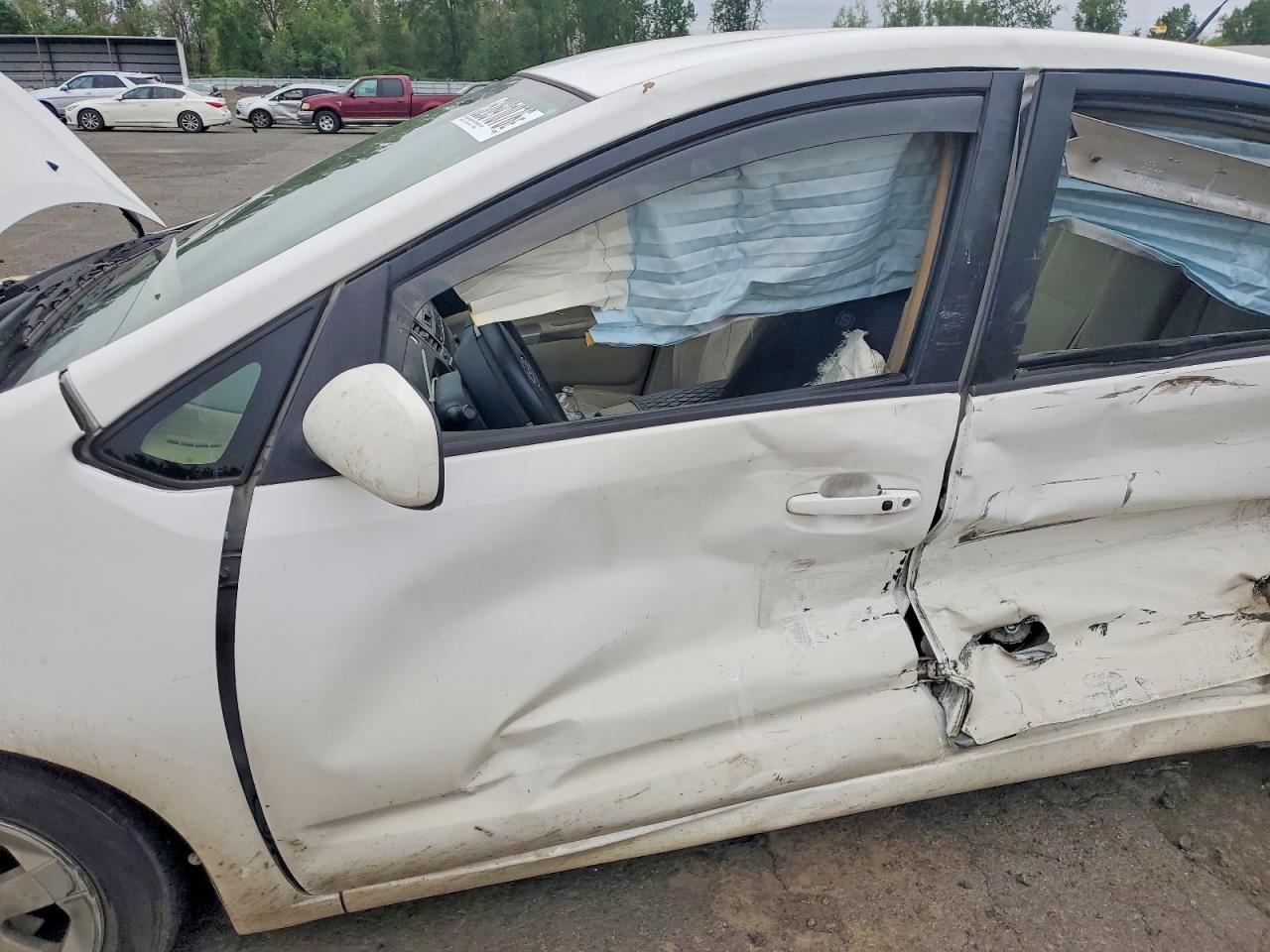 2005 Toyota Prius Base White vin: JTDKB20UX53087087