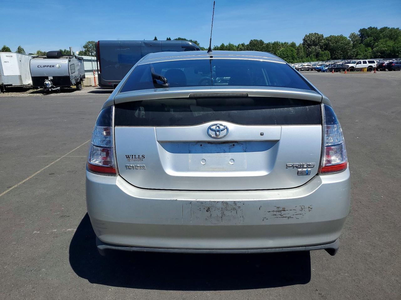 2005 Toyota Prius Base Серебряный vin: JTDKB20UX57009806