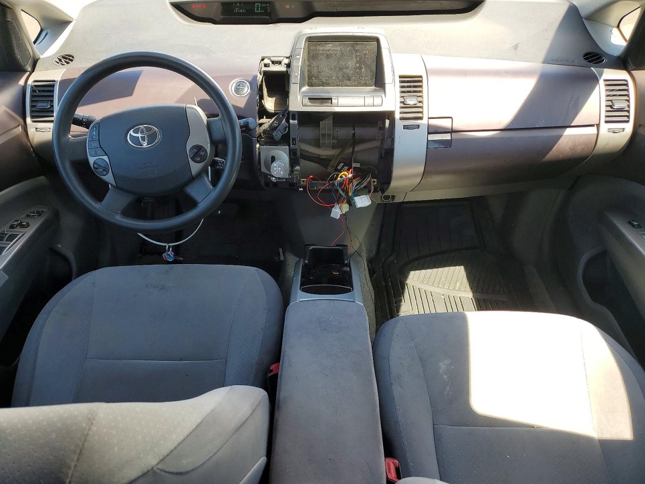 2005 Toyota Prius Base Серебряный vin: JTDKB20UX57009806