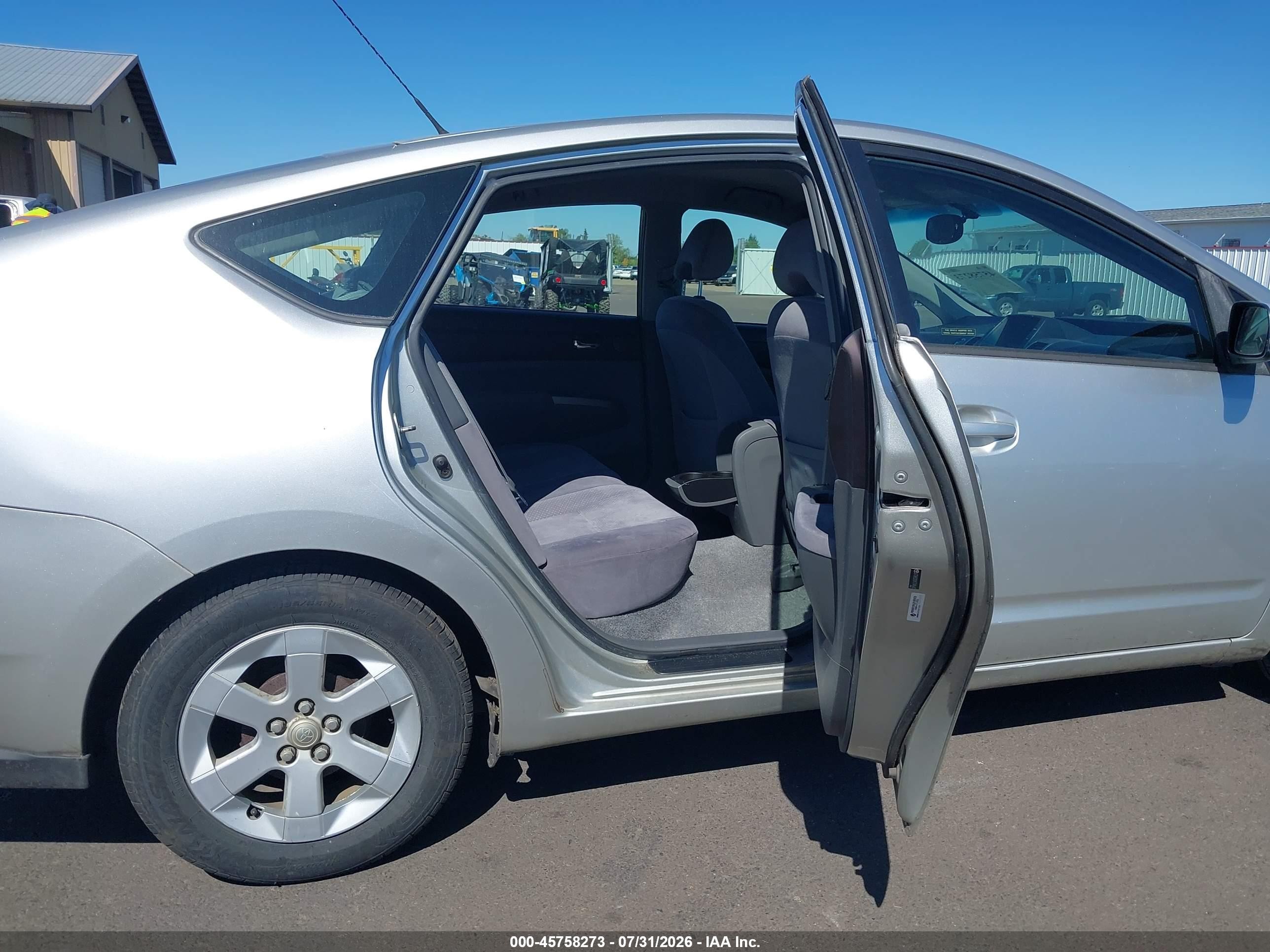 2005 Toyota Prius   Silver vin: JTDKB20UX57045642