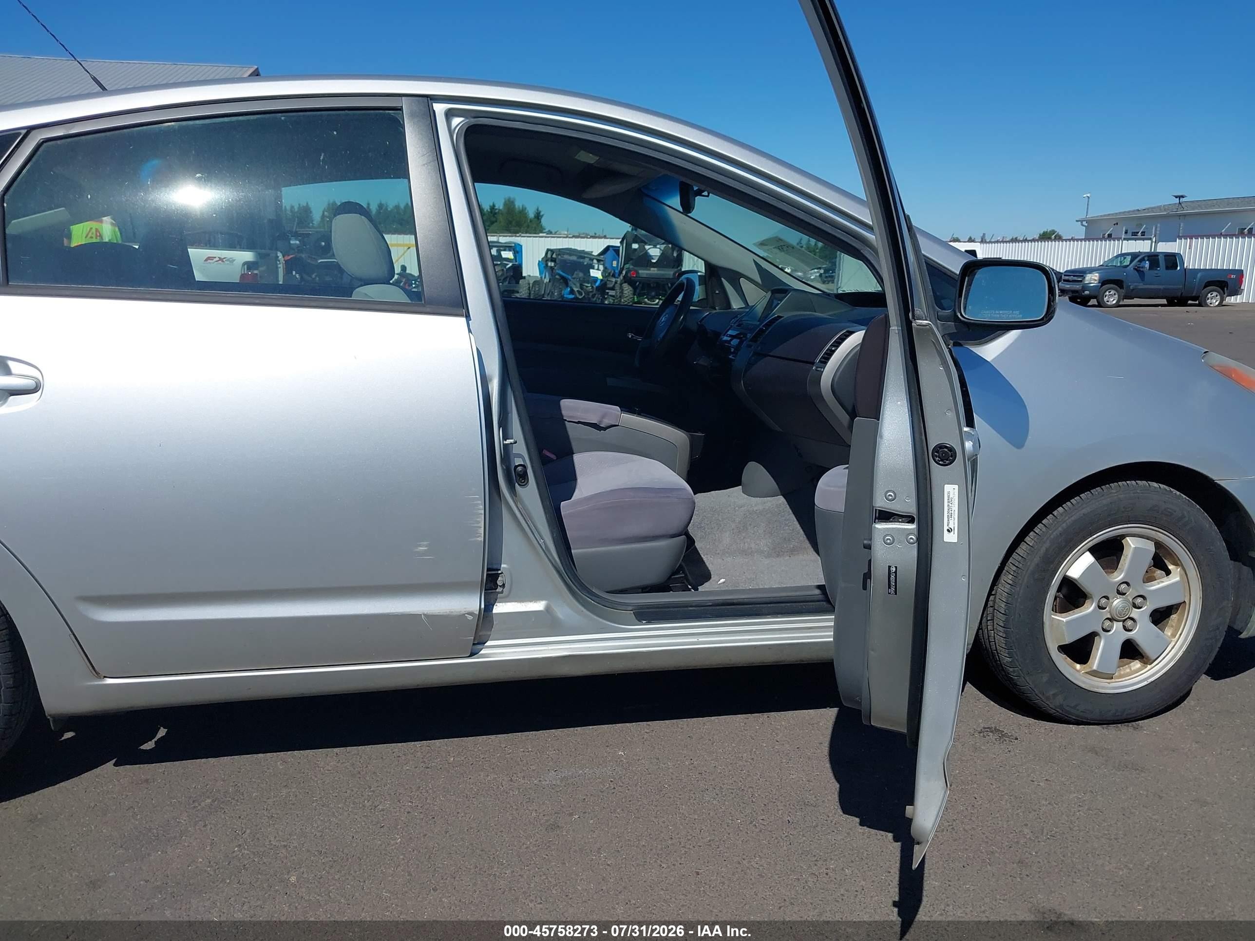2005 Toyota Prius   Silver vin: JTDKB20UX57045642