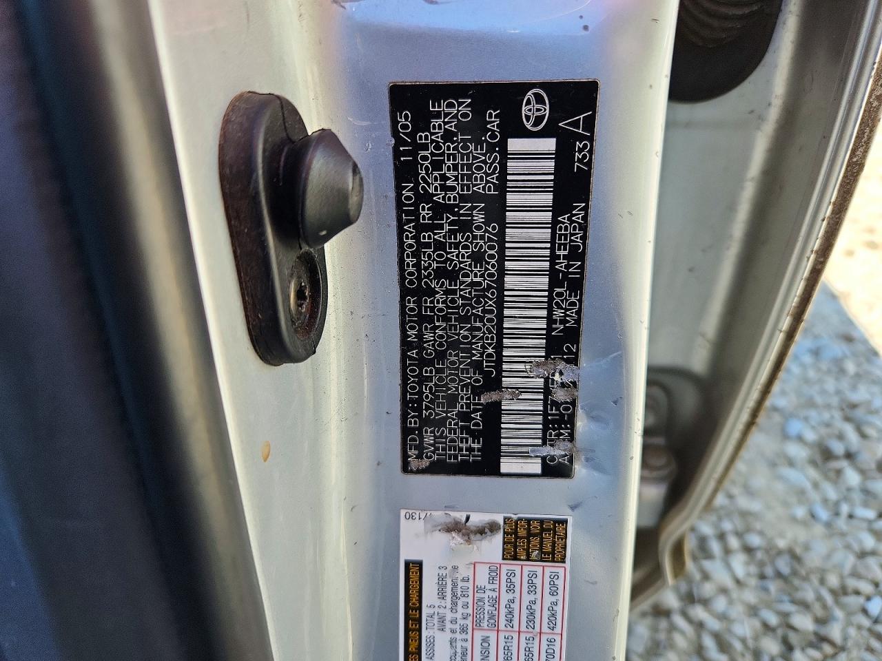 2006 Toyota Prius Base Серебряный vin: JTDKB20UX67060076