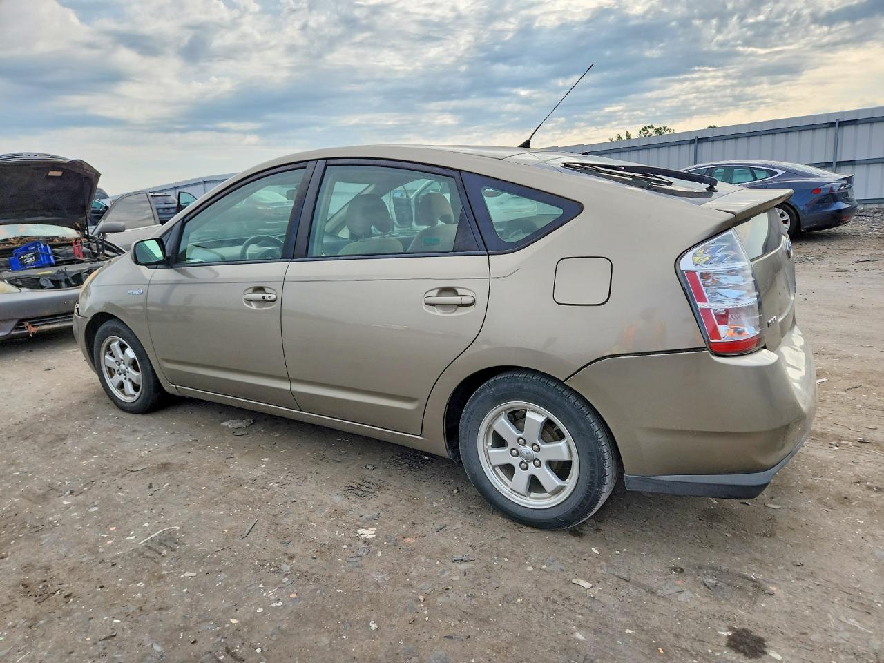 2006 Toyota Prius Base Beige vin: JTDKB20UX67540246