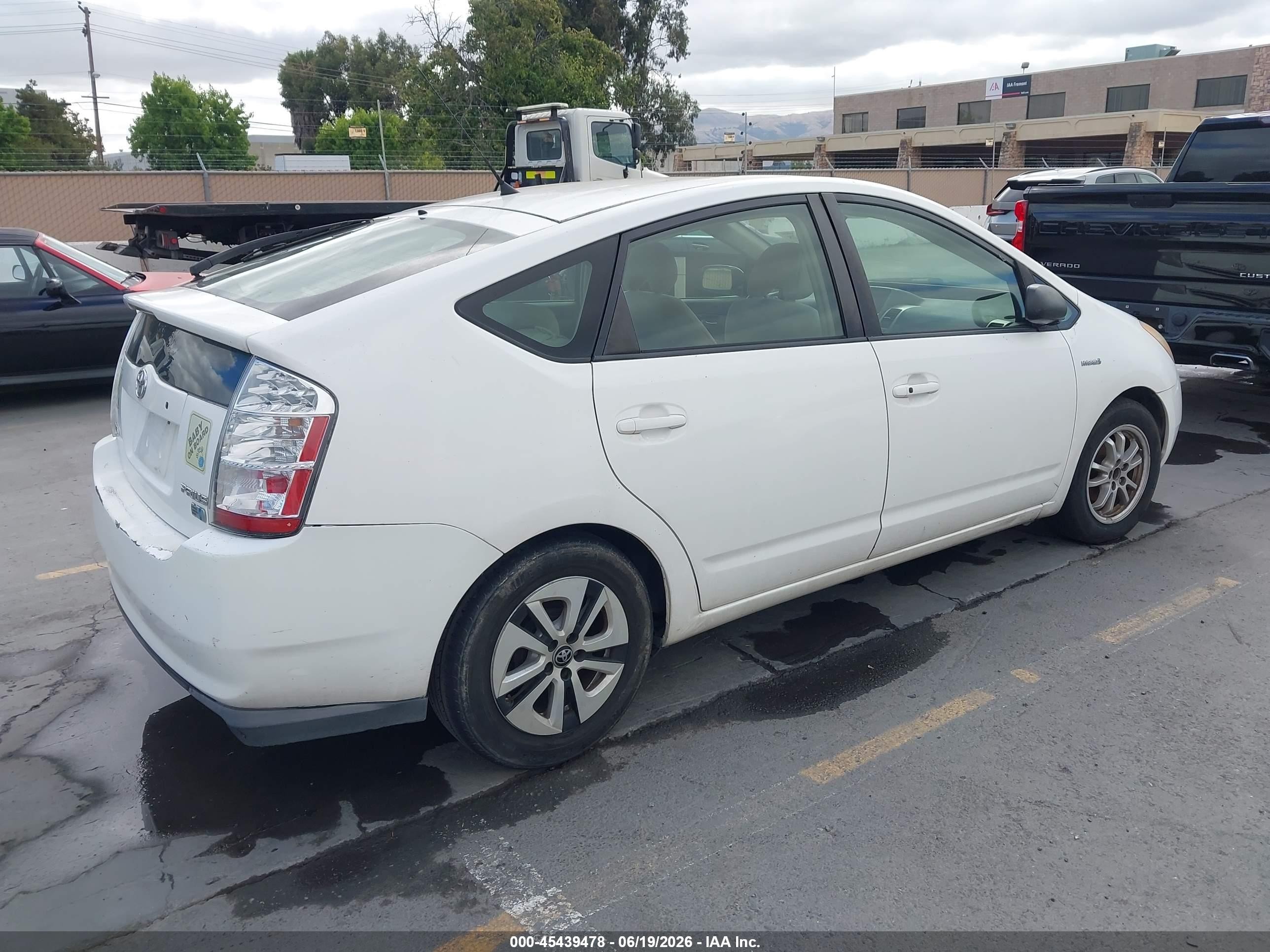 2007 Toyota Prius   White vin: JTDKB20UX73274008
