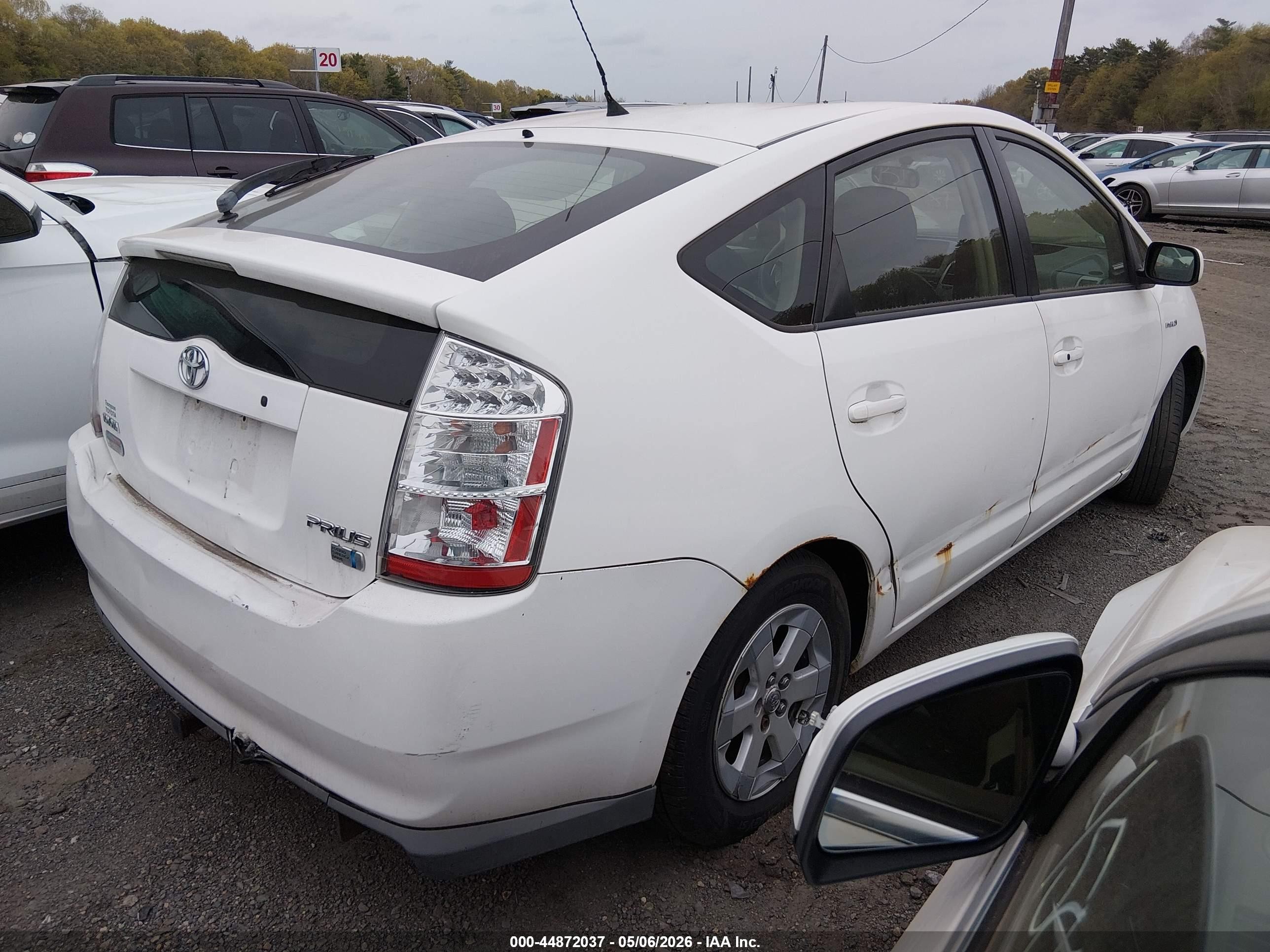 2007 Toyota Prius   White vin: JTDKB20UX77573961