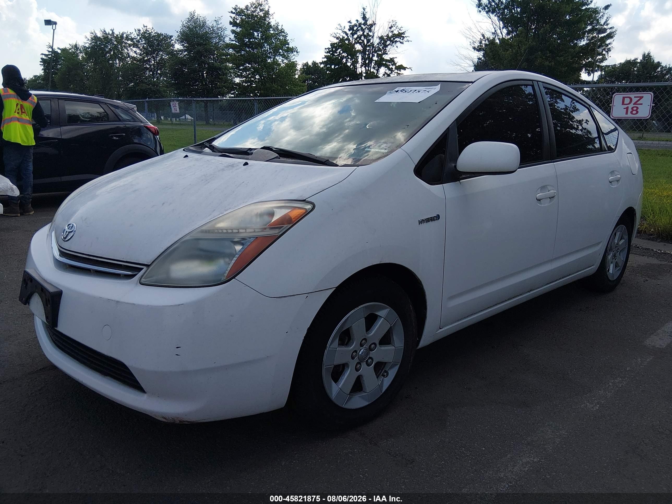 2007 Toyota Prius   White vin: JTDKB20UX77650666
