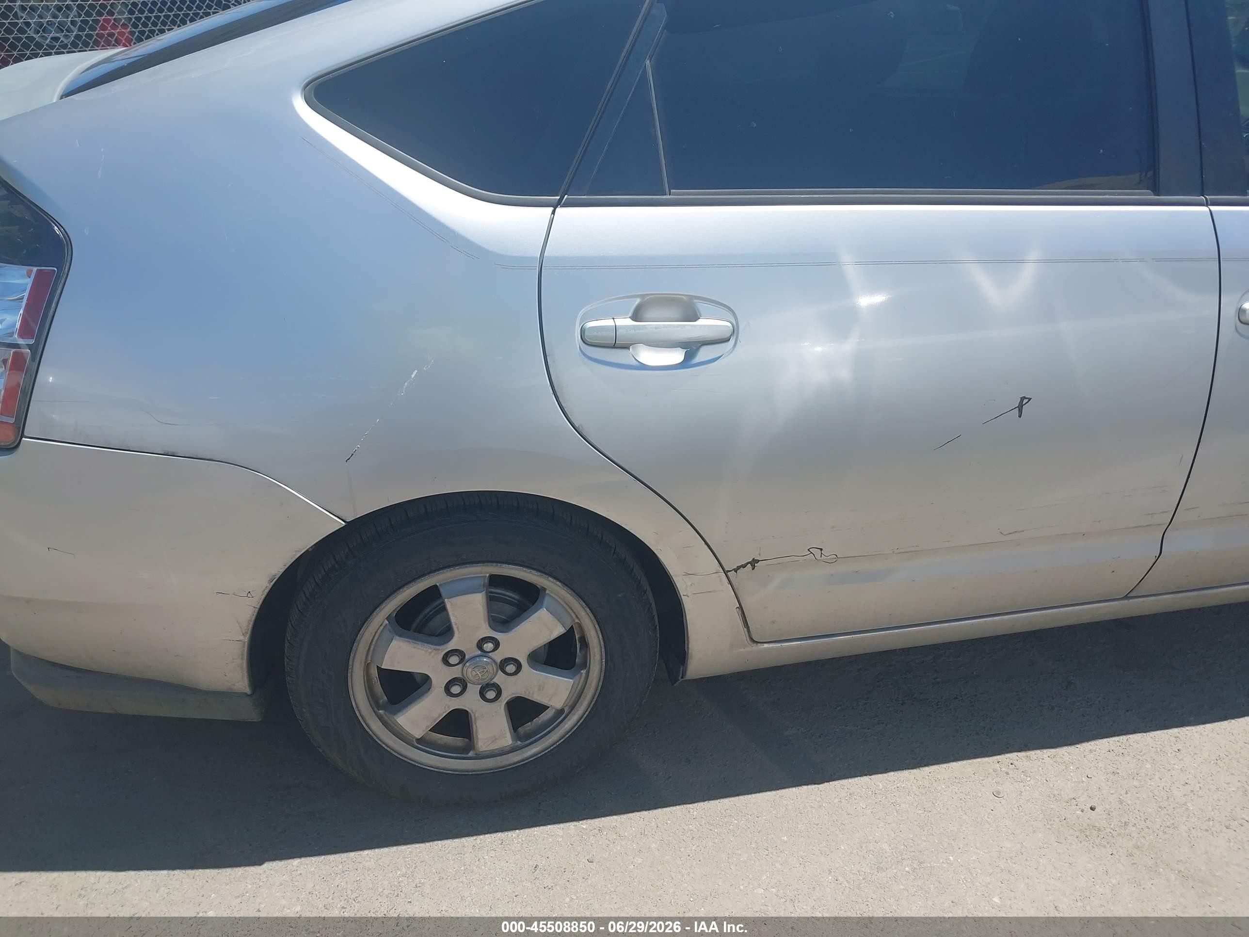 2004 Toyota Prius Silver vin: JTDKB22U040070246