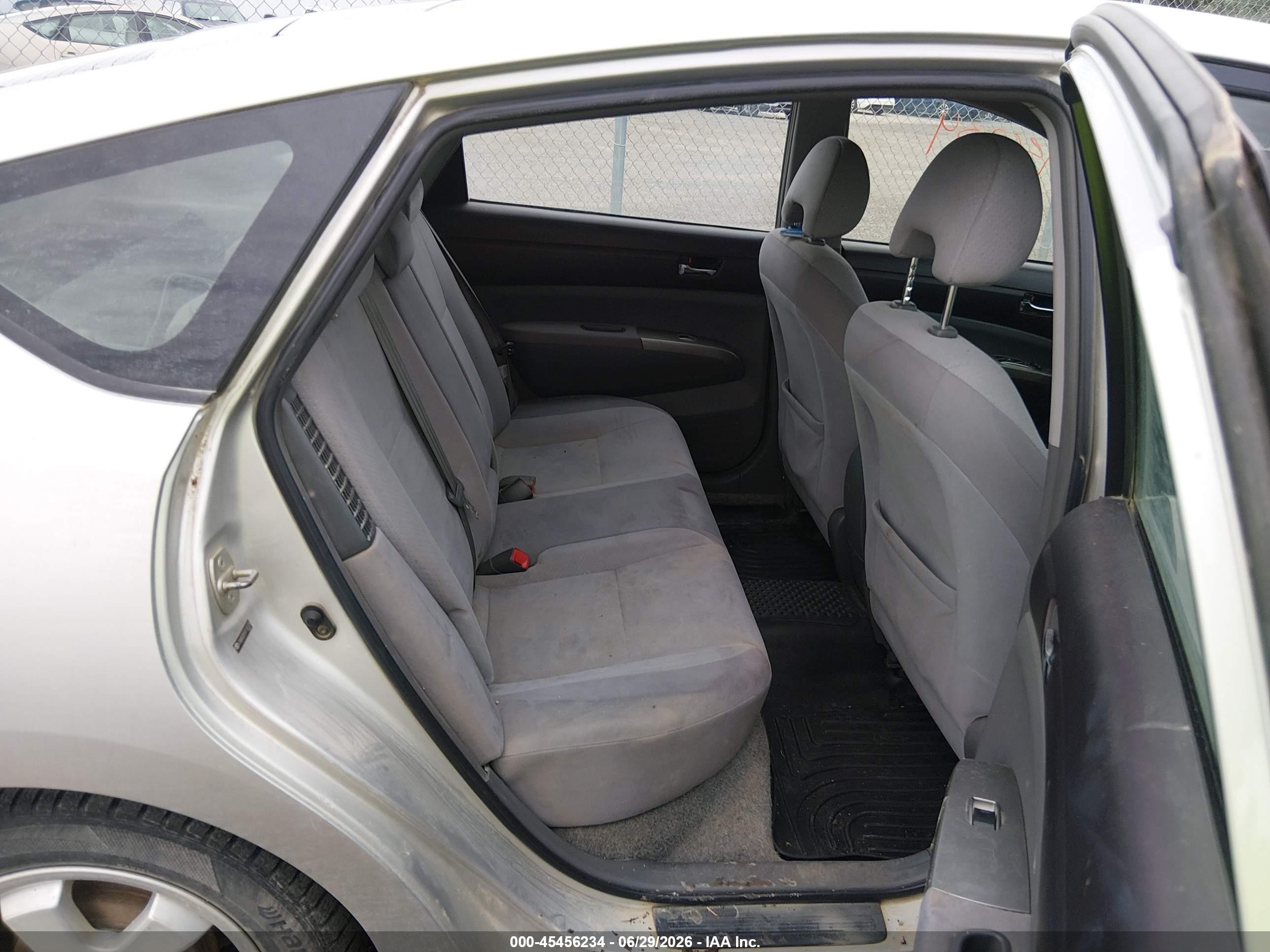 2005 Toyota Prius   Silver vin: JTDKB22U150122730