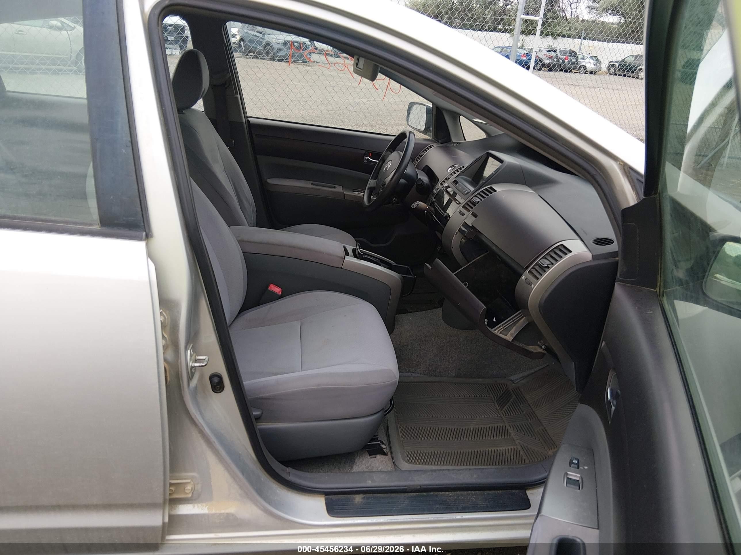 2005 Toyota Prius   Silver vin: JTDKB22U150122730