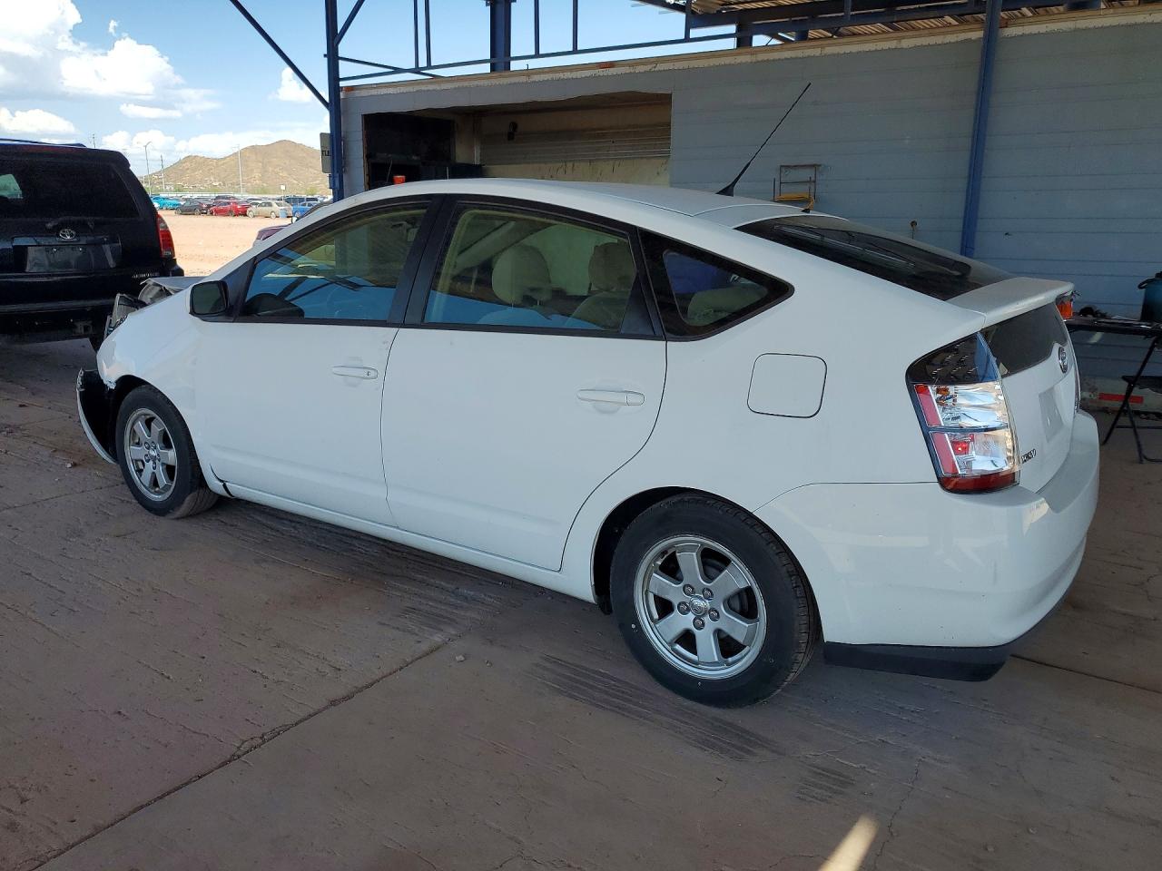 2005 Toyota Prius Base White vin: JTDKB22U153071728