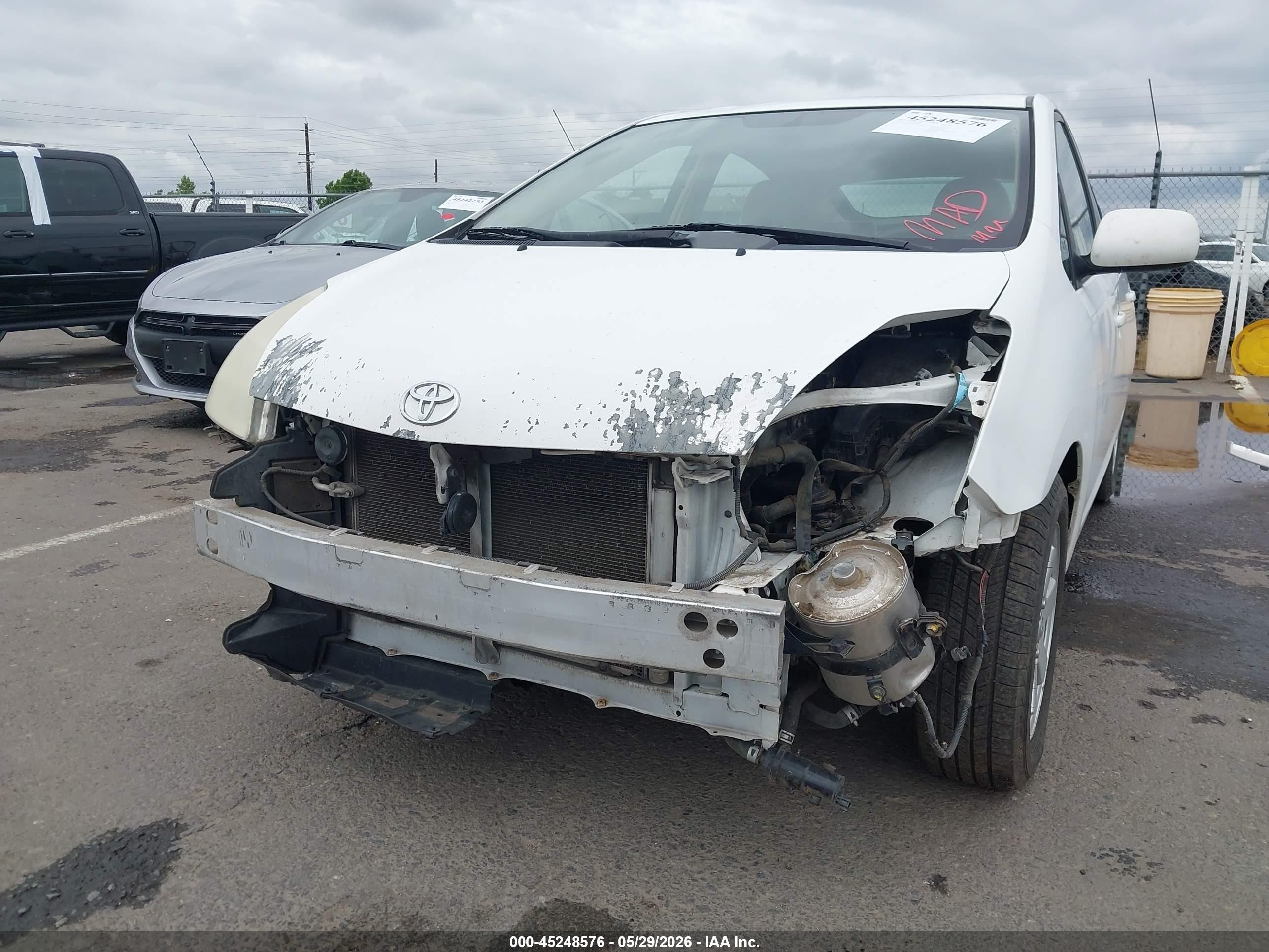 2005 Toyota Prius   White vin: JTDKB22U153111192
