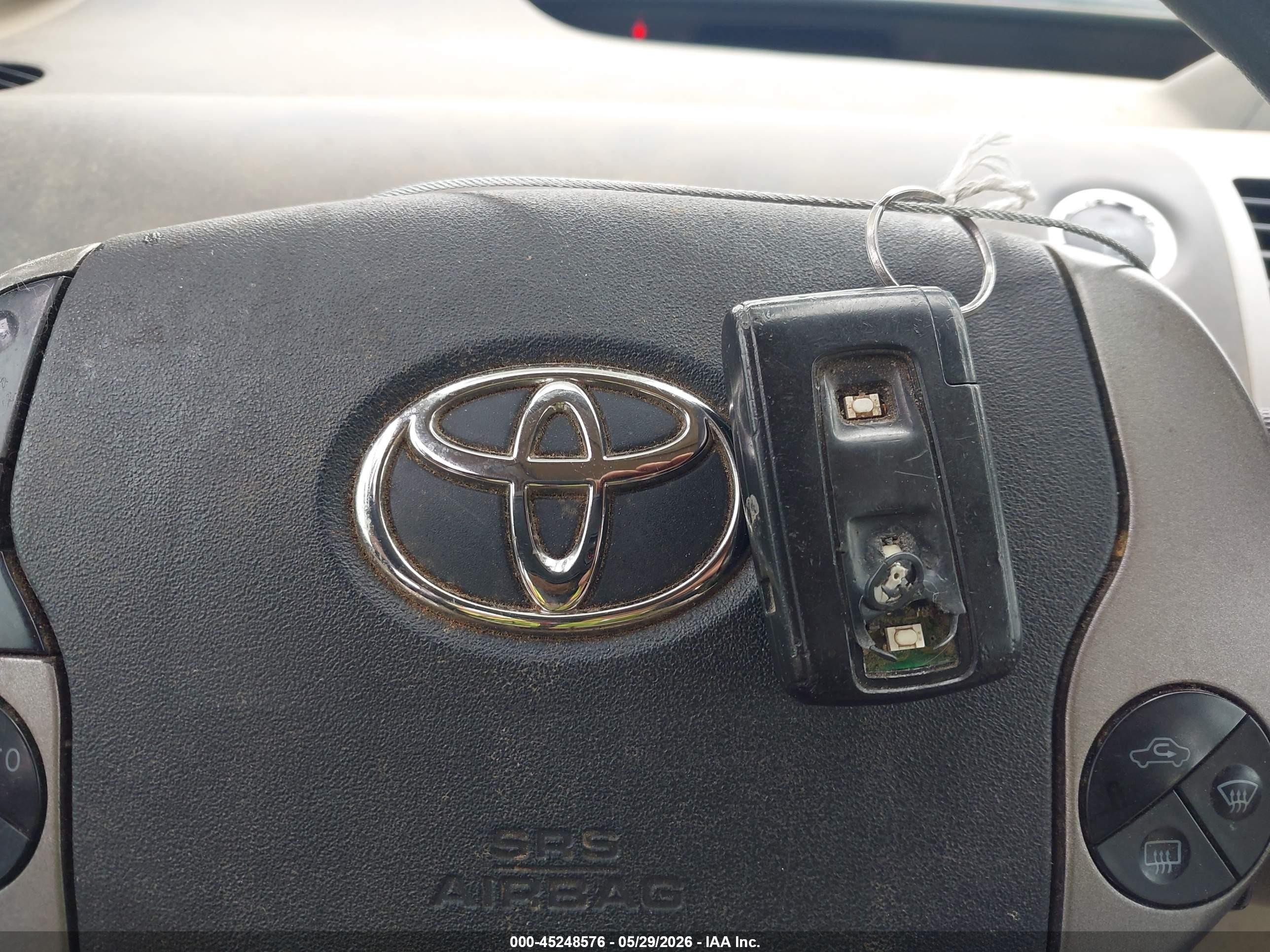 2005 Toyota Prius   White vin: JTDKB22U153111192