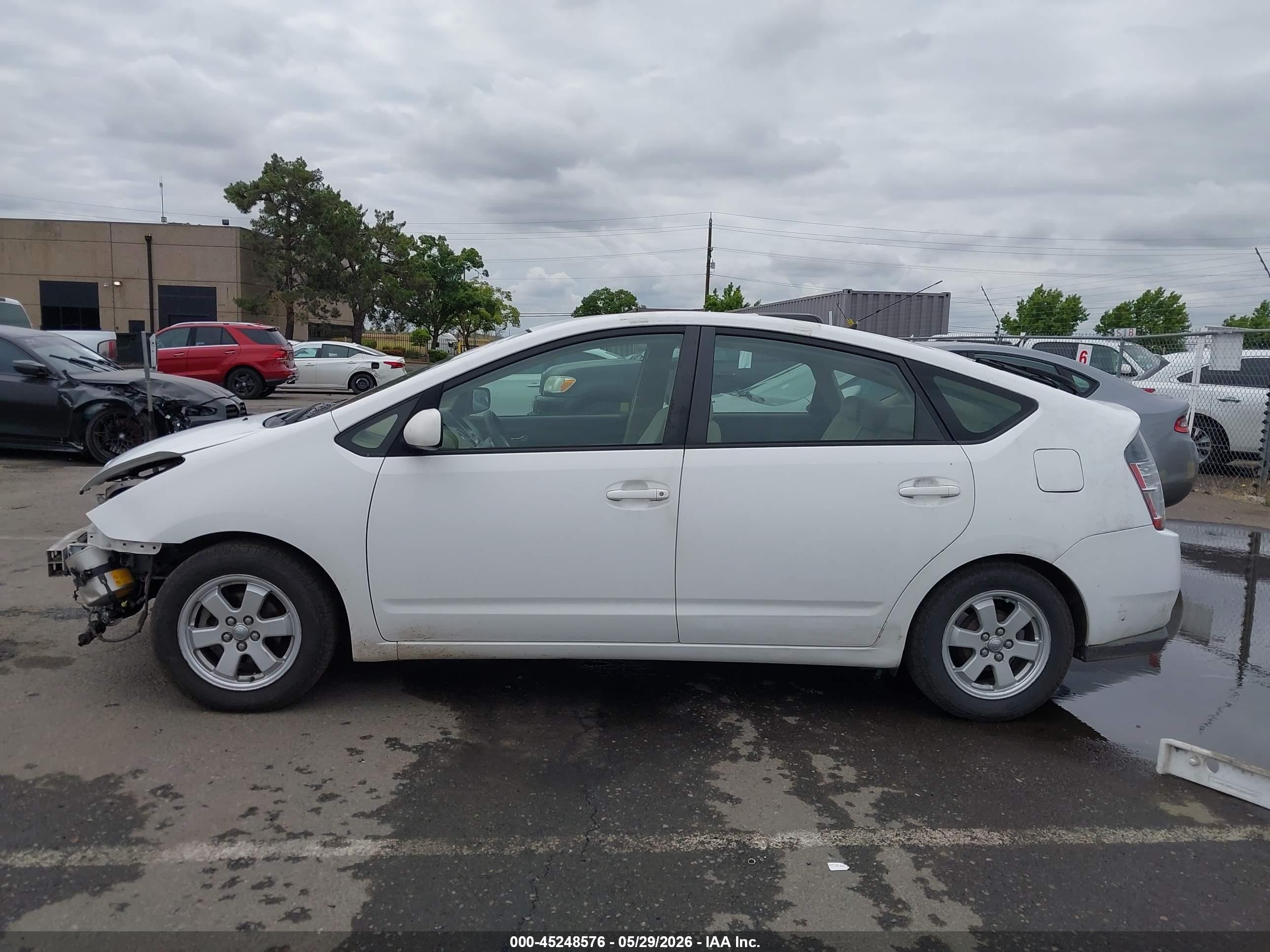 2005 Toyota Prius   White vin: JTDKB22U153111192