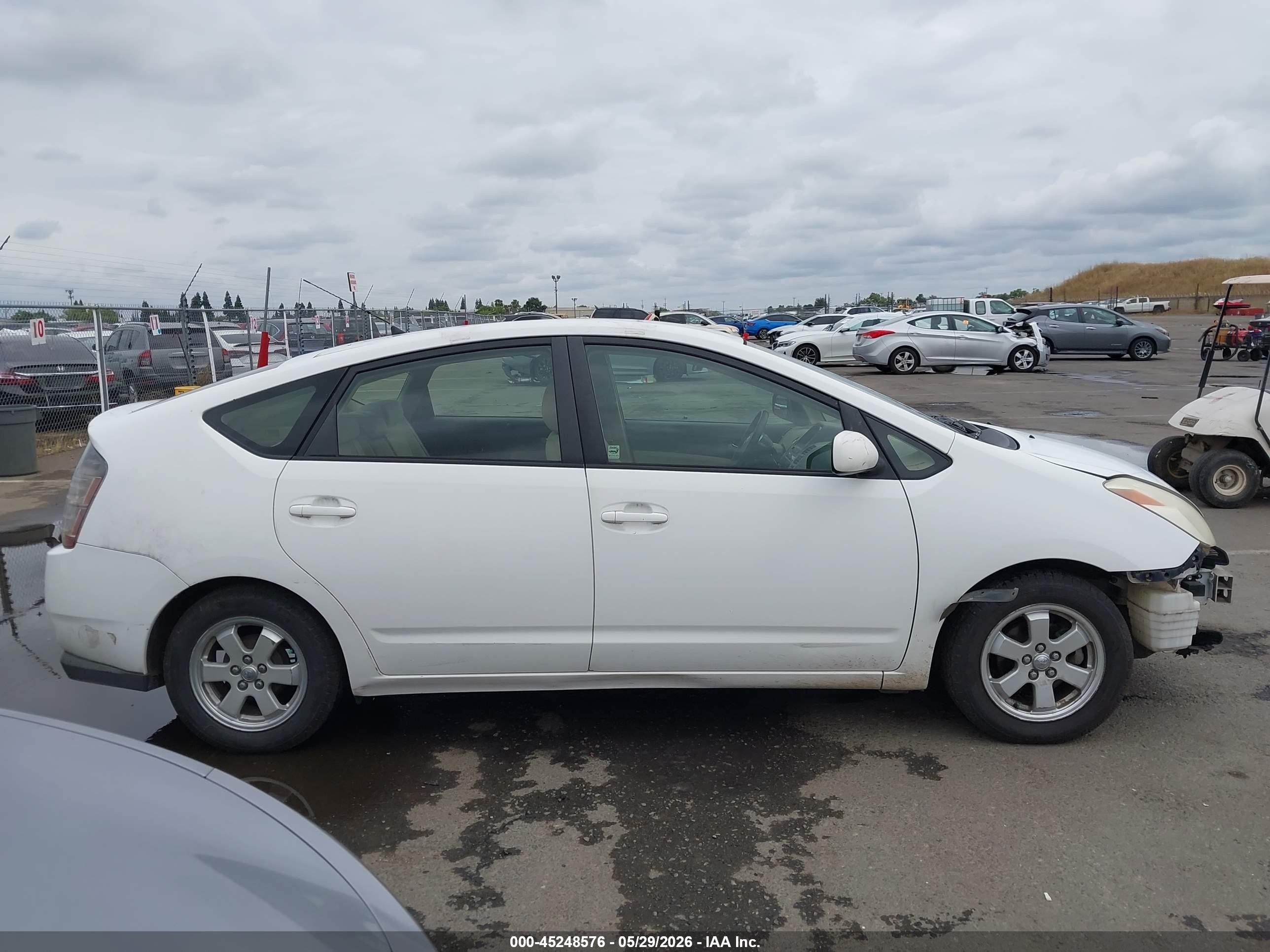 2005 Toyota Prius   White vin: JTDKB22U153111192