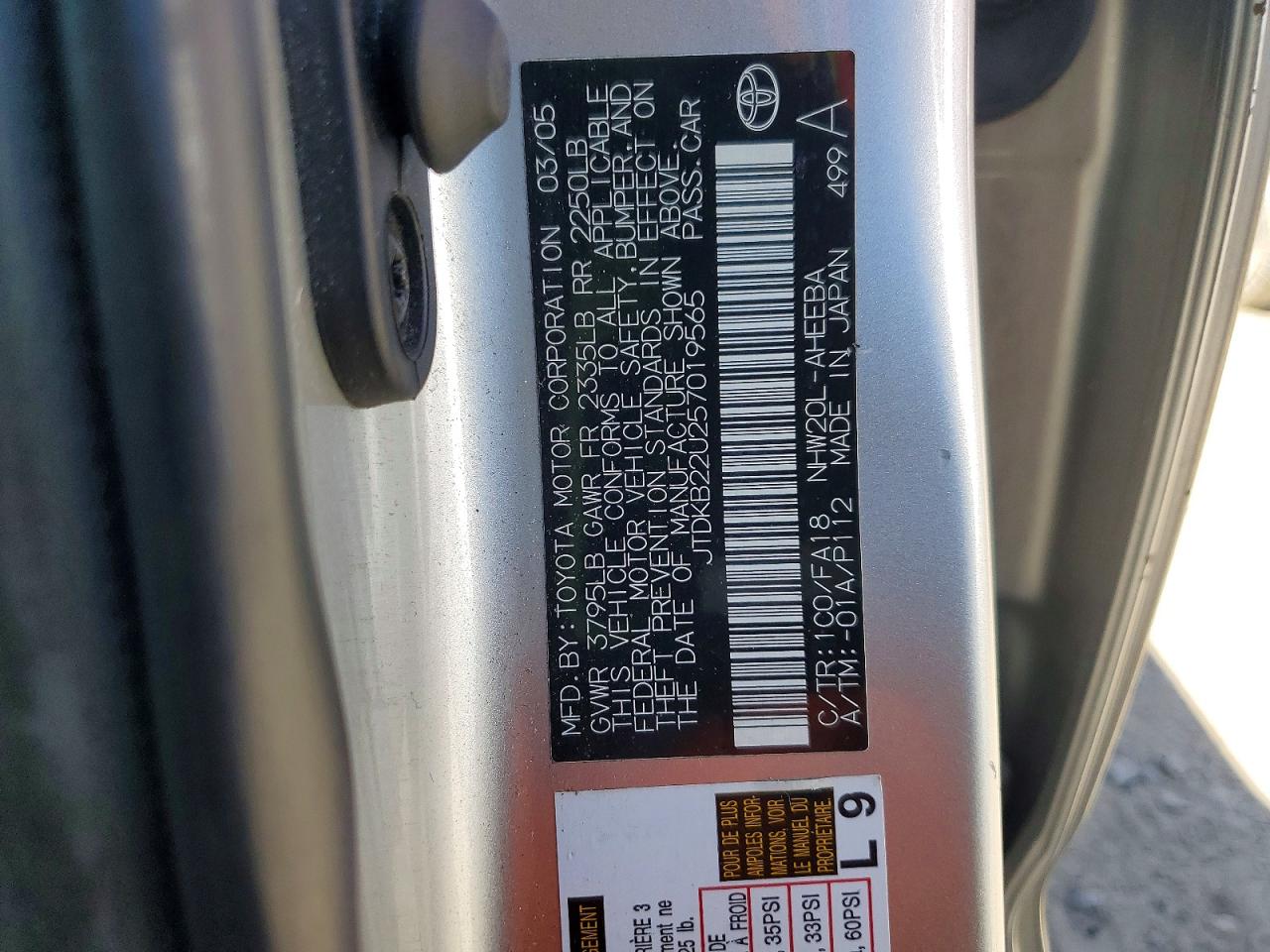 2005 Toyota Prius Base Silver vin: JTDKB22U257019565