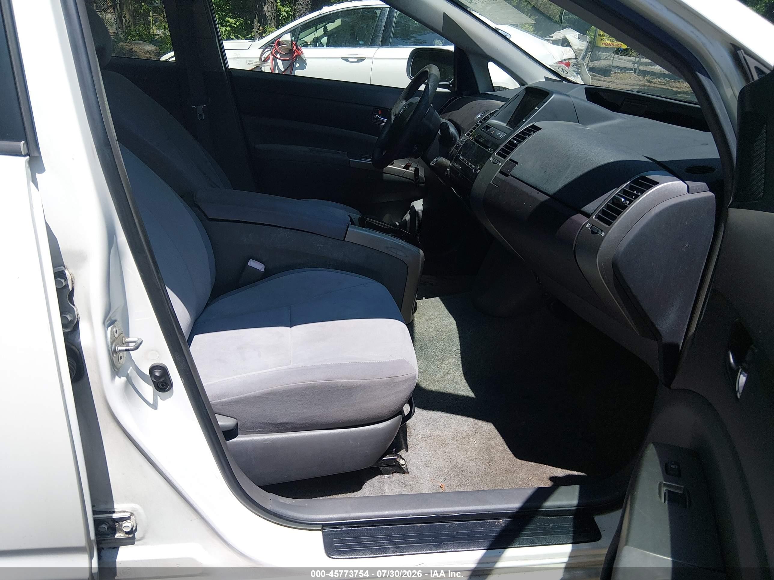 2004 Toyota Prius   White vin: JTDKB22U440024418