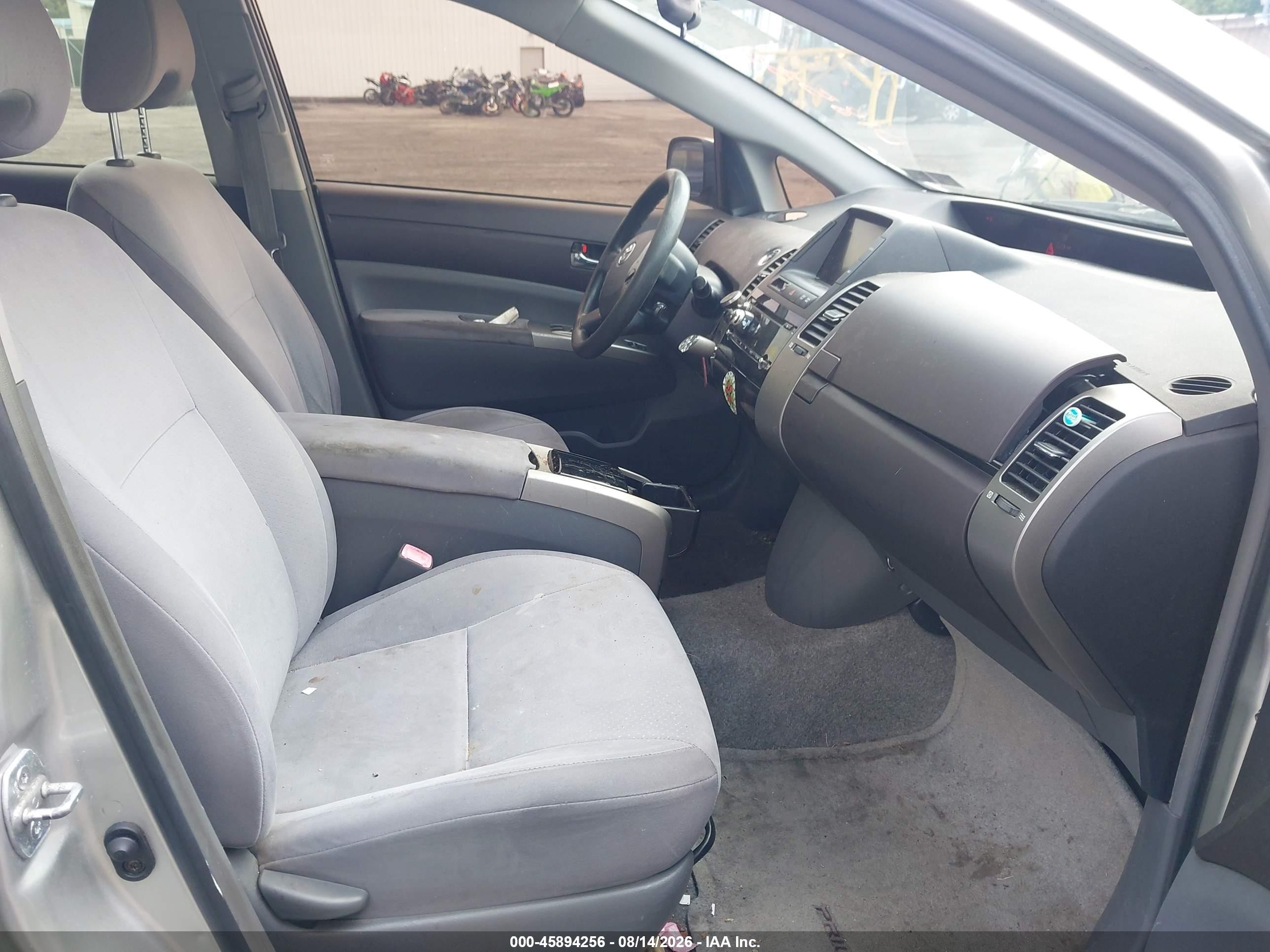 2004 Toyota Prius   Silver vin: JTDKB22U540018532