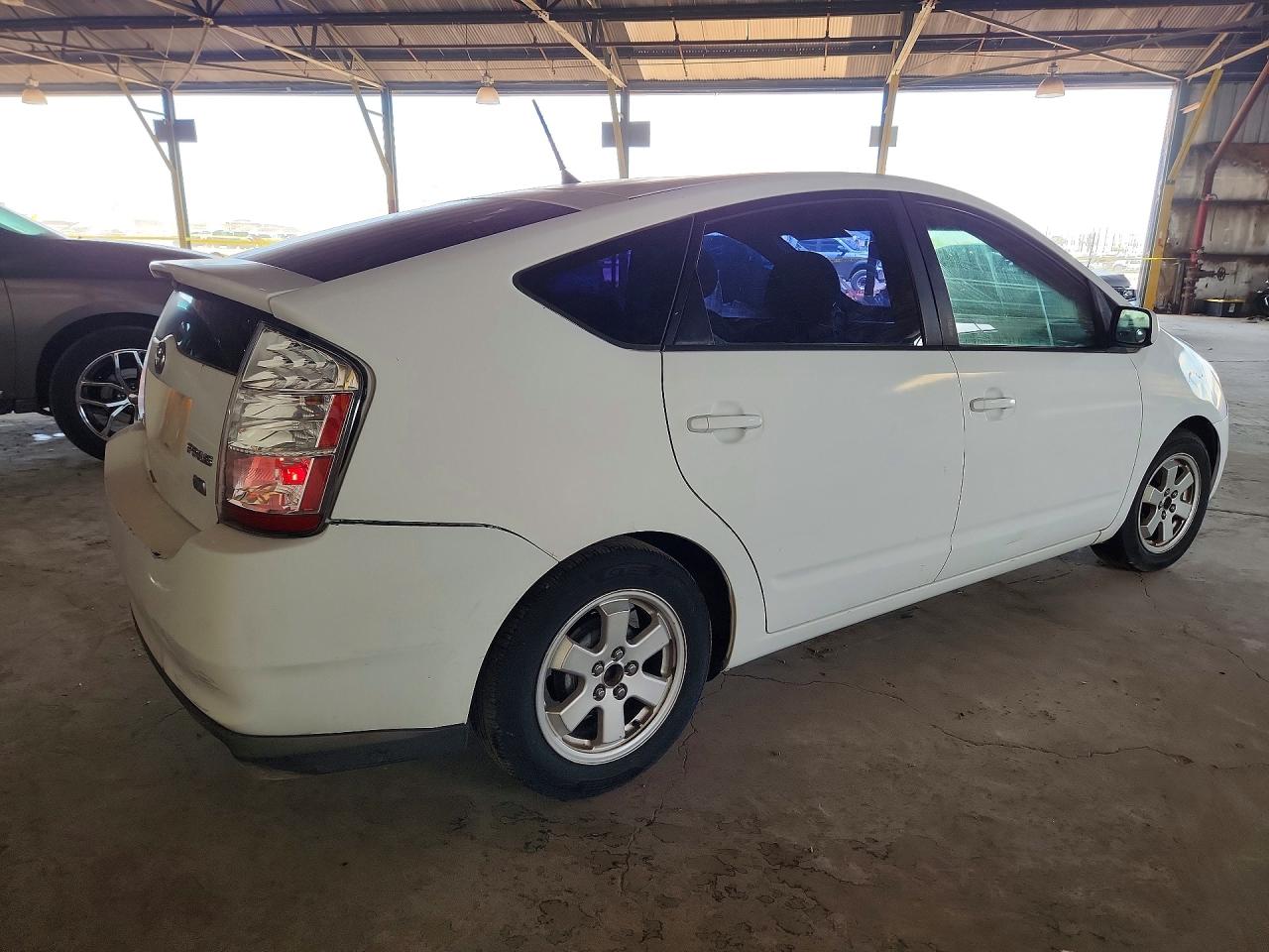 2004 Toyota Prius Base White vin: JTDKB22U540061221