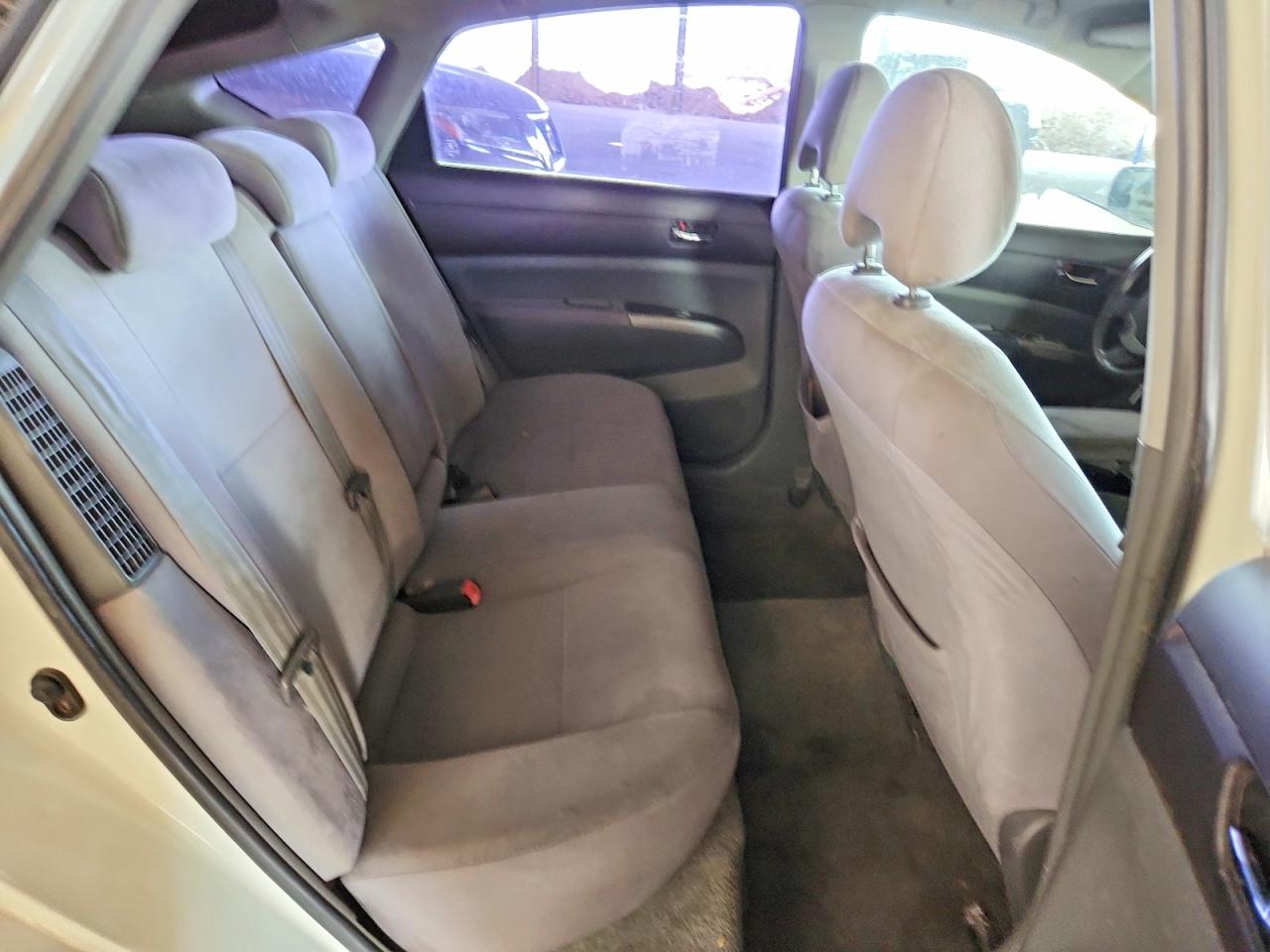 2004 Toyota Prius Base White vin: JTDKB22U540061221