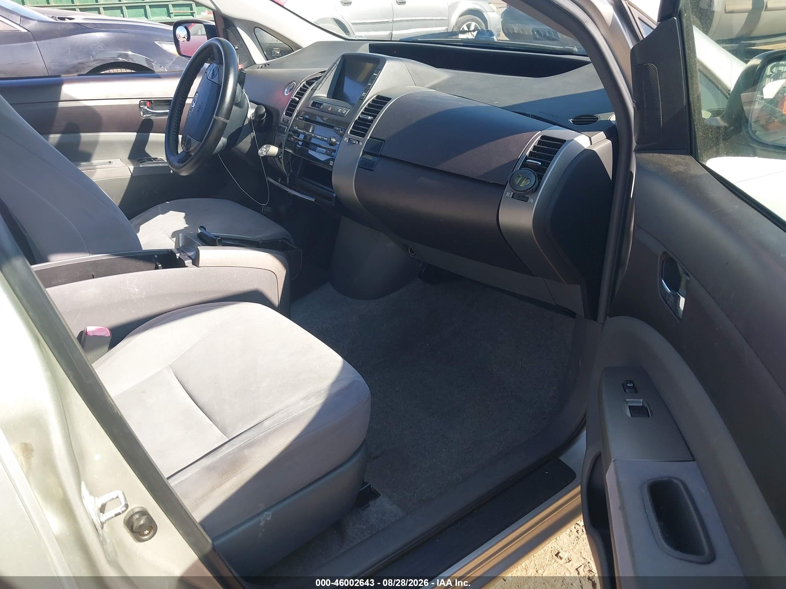 2004 Toyota Prius   Silver vin: JTDKB22U740114632