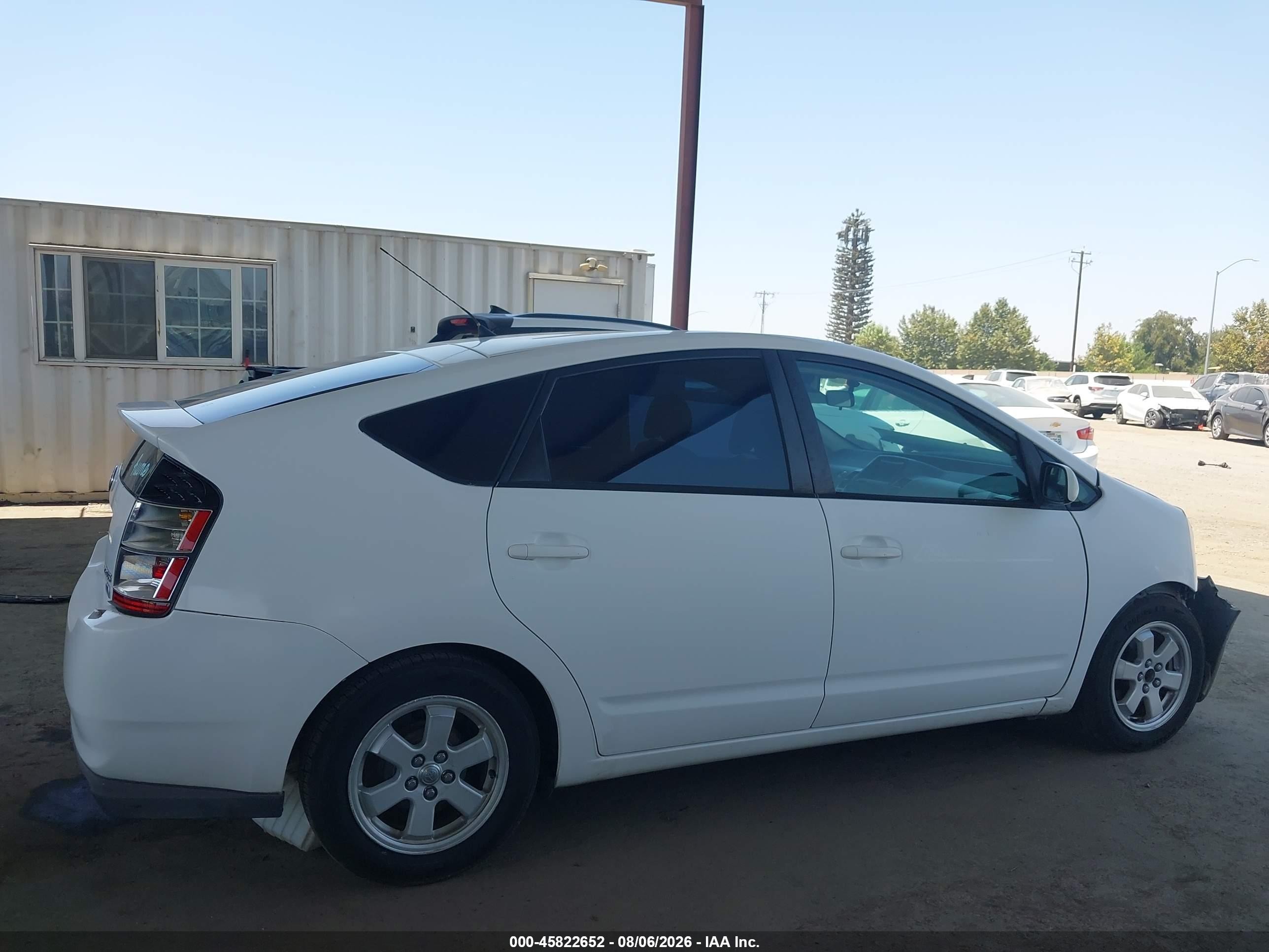 2004 Toyota Prius   White vin: JTDKB22U840005872