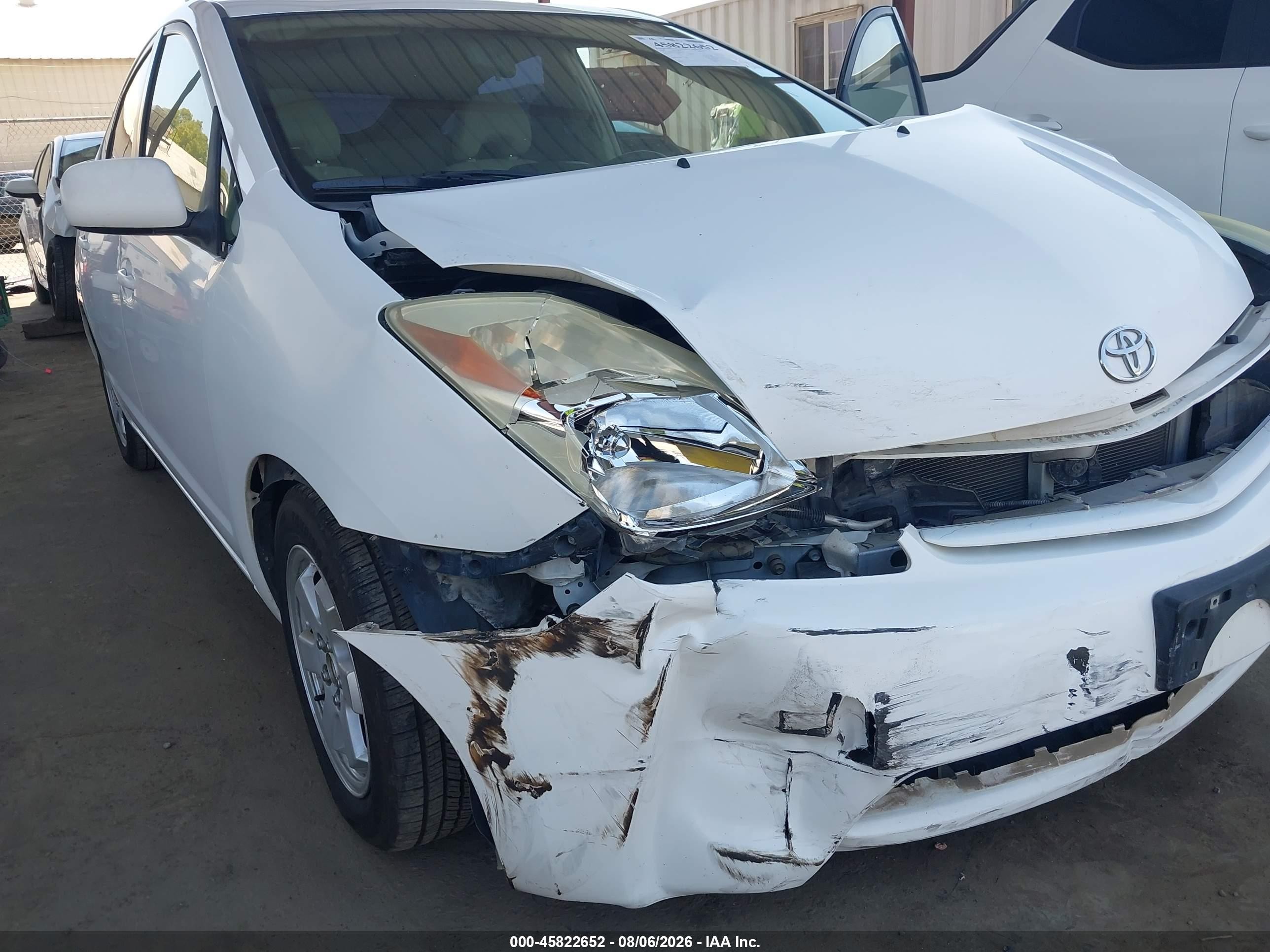 2004 Toyota Prius   White vin: JTDKB22U840005872