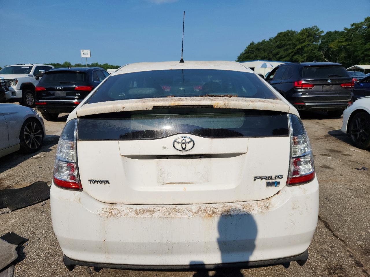 2004 Toyota Prius Base White vin: JTDKB22UX40080489