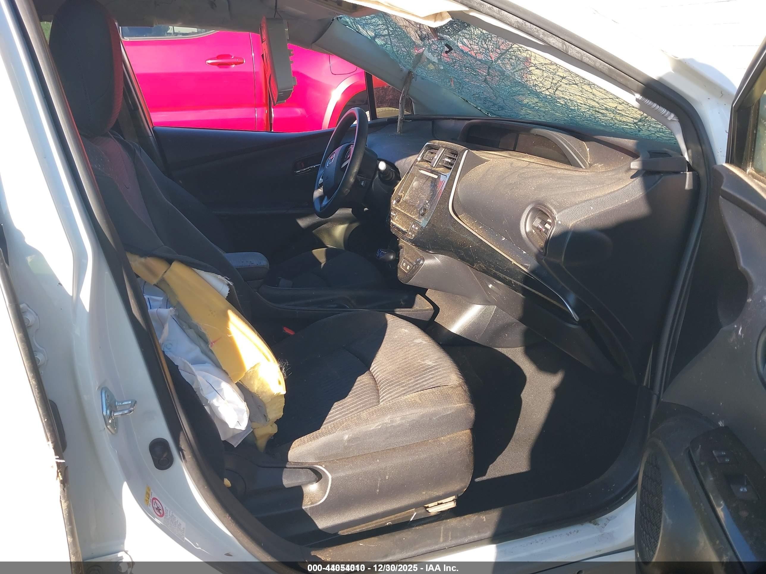 2016 Toyota Prius Two Белый vin: JTDKBRFUXG3014577